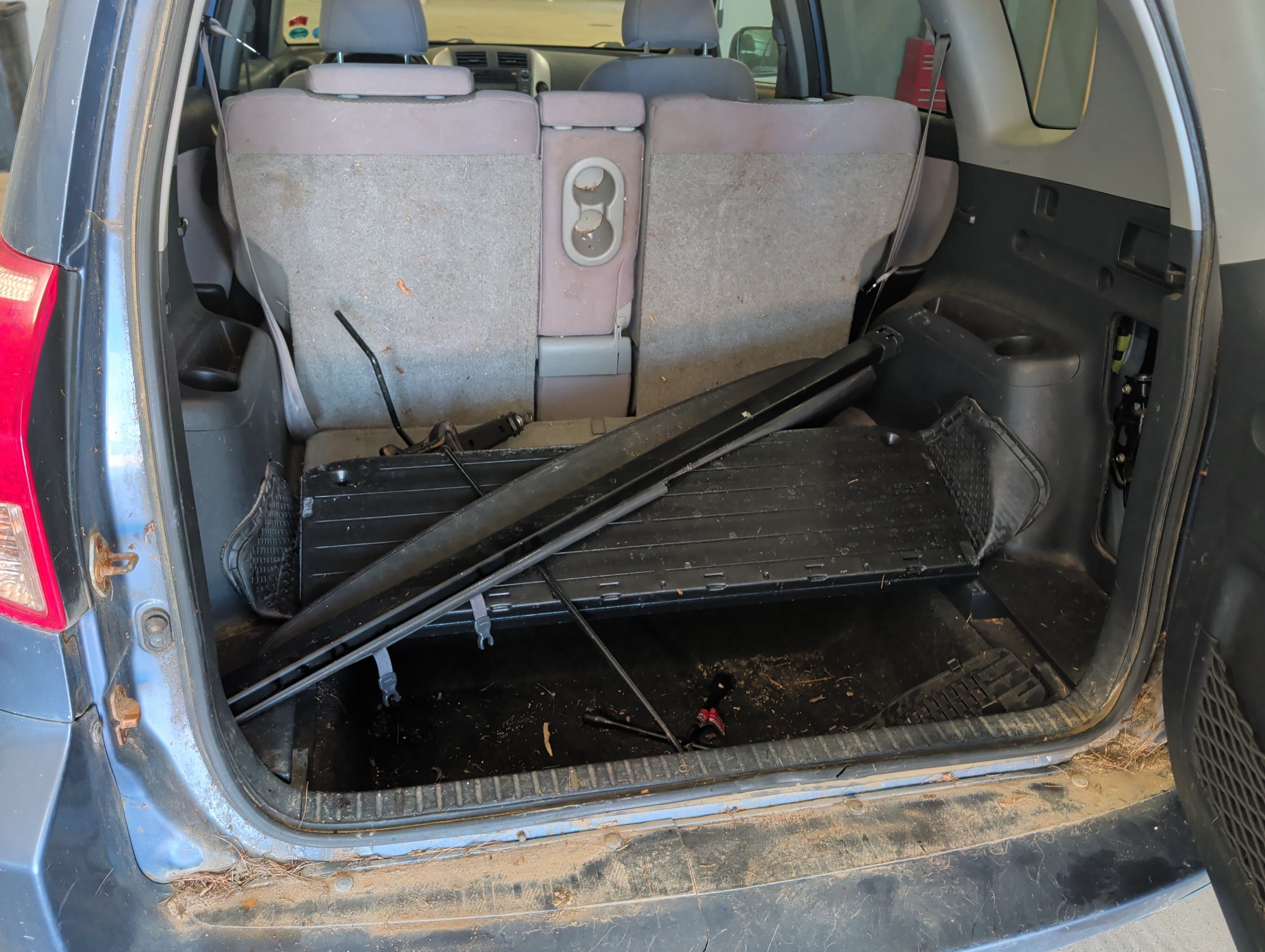 2007 toyota rav4 base-i4-4wd with 228184 miles for sale near elk-river, minnesota 106419_26_trunk.jpg