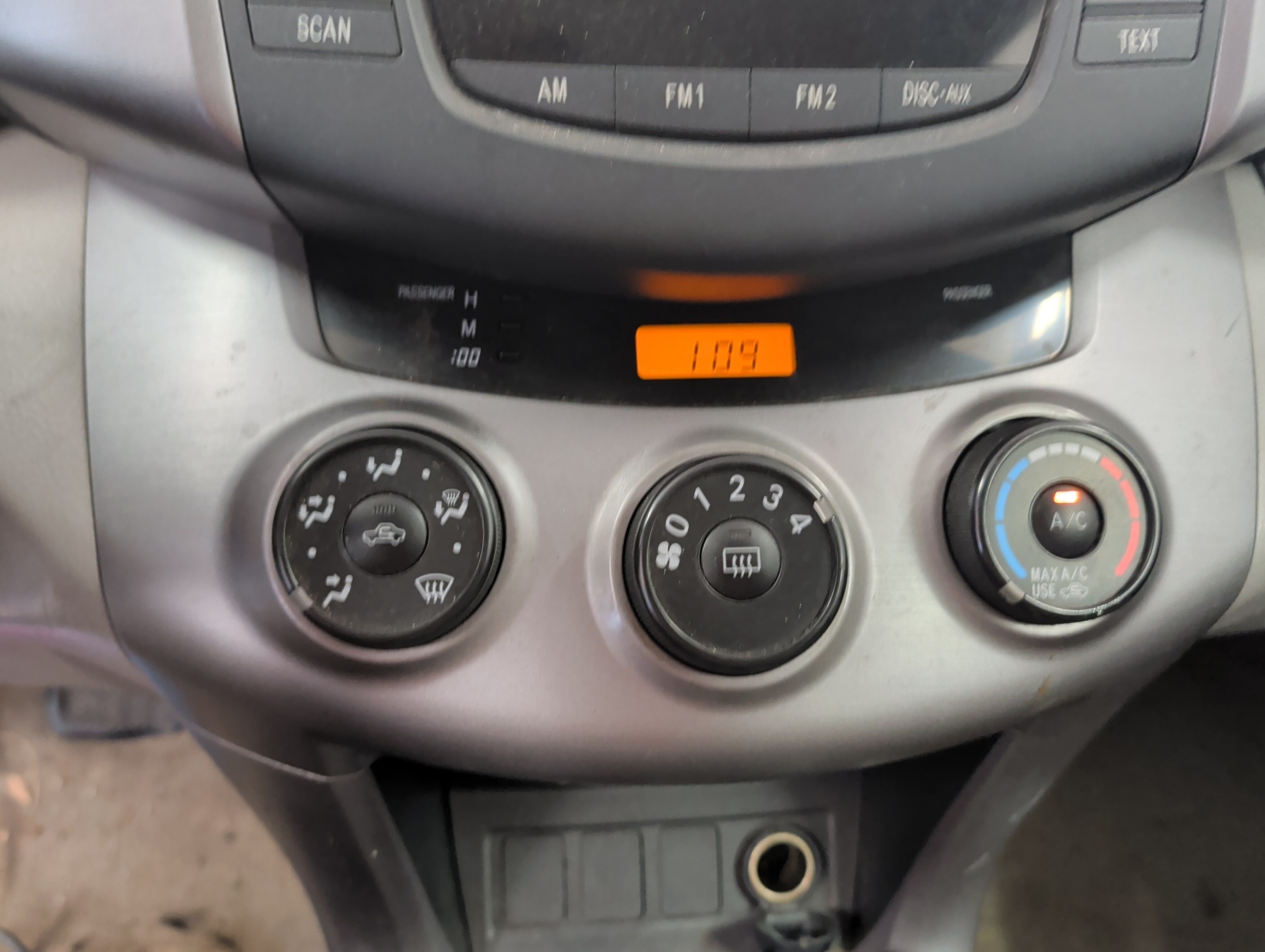 2007 toyota rav4 base-i4-4wd with 228184 miles for sale near elk-river, minnesota 106419_40_climate_control.jpg
