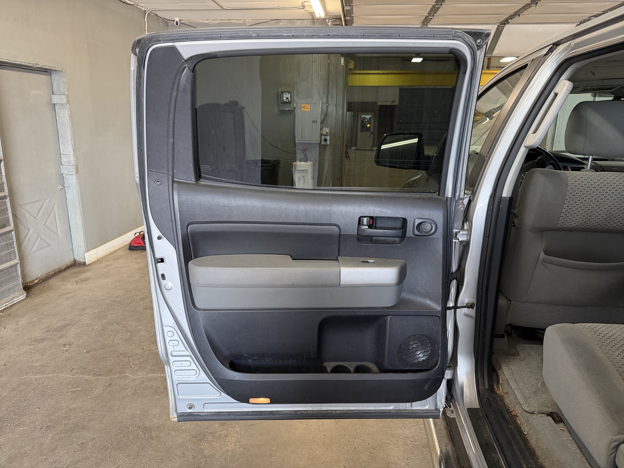 2007 toyota tundra with 155237 miles for sale near elk-river, minnesota 106421_25_drv_rear_door_panel.jpg