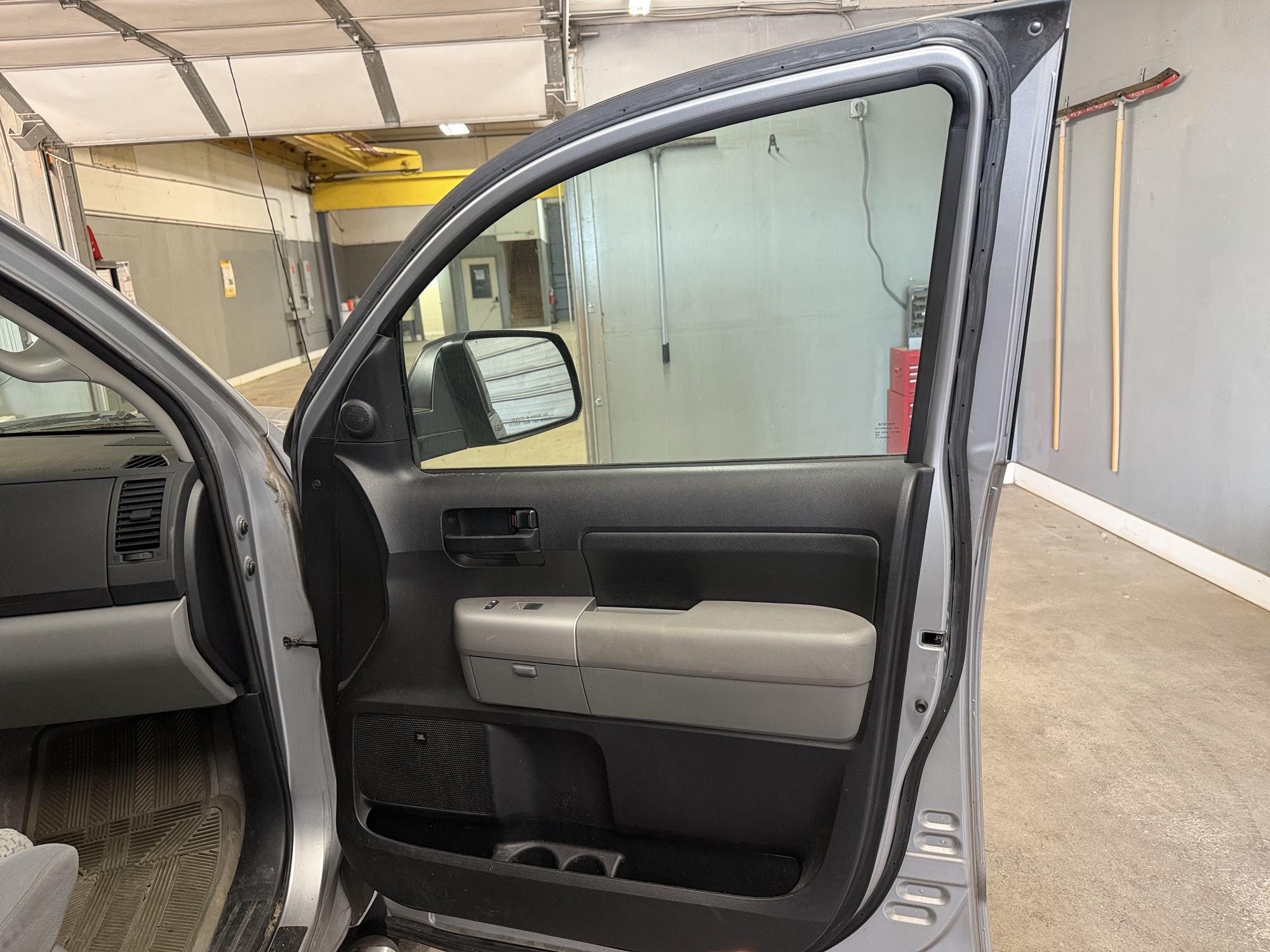2007 toyota tundra with 155237 miles for sale near elk-river, minnesota 106421_32_passenger_door_panel.jpg
