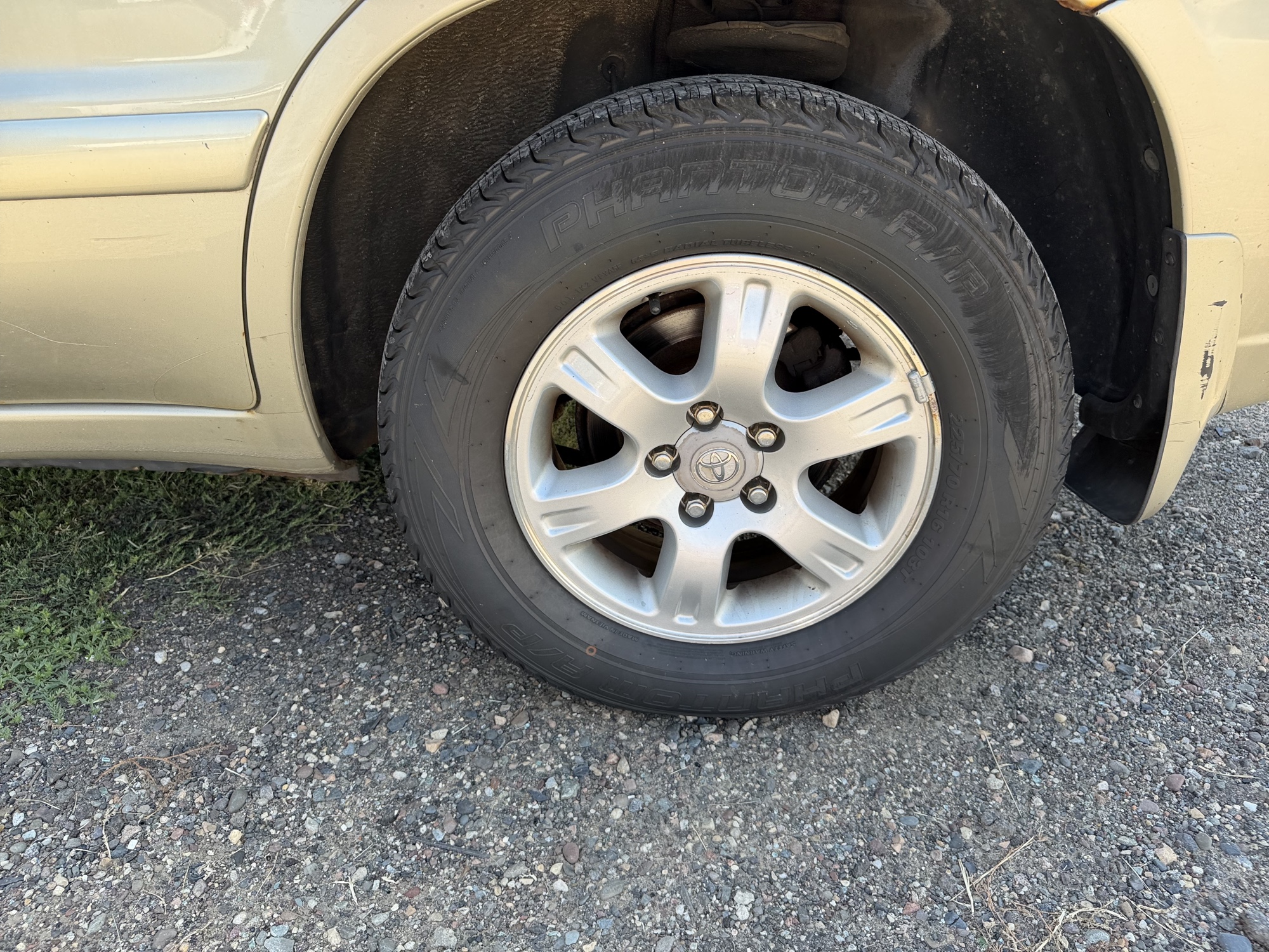 2002 toyota highlander with 215929 miles for sale near elk-river, minnesota 106423_13_rear_drv_wheel.jpg