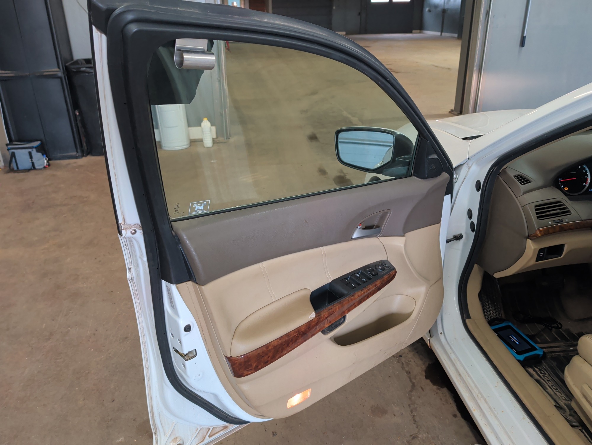2010 honda accord ex-l-sedan-at with 248021 miles for sale near elk-river, minnesota 106426_23_driver_door_panel.jpg