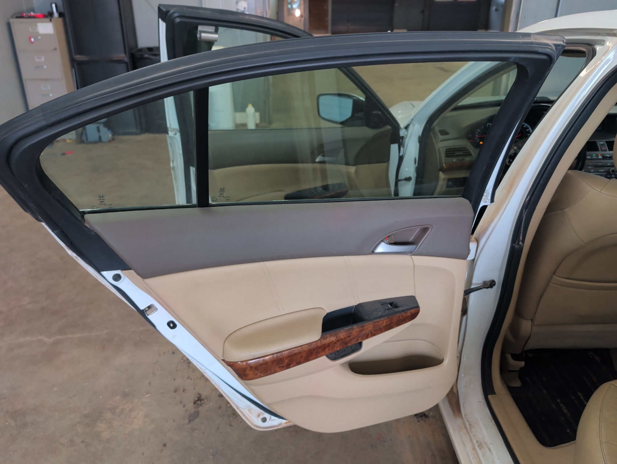 2010 honda accord ex-l-sedan-at with 248021 miles for sale near elk-river, minnesota 106426_25_drv_rear_door_panel.jpg