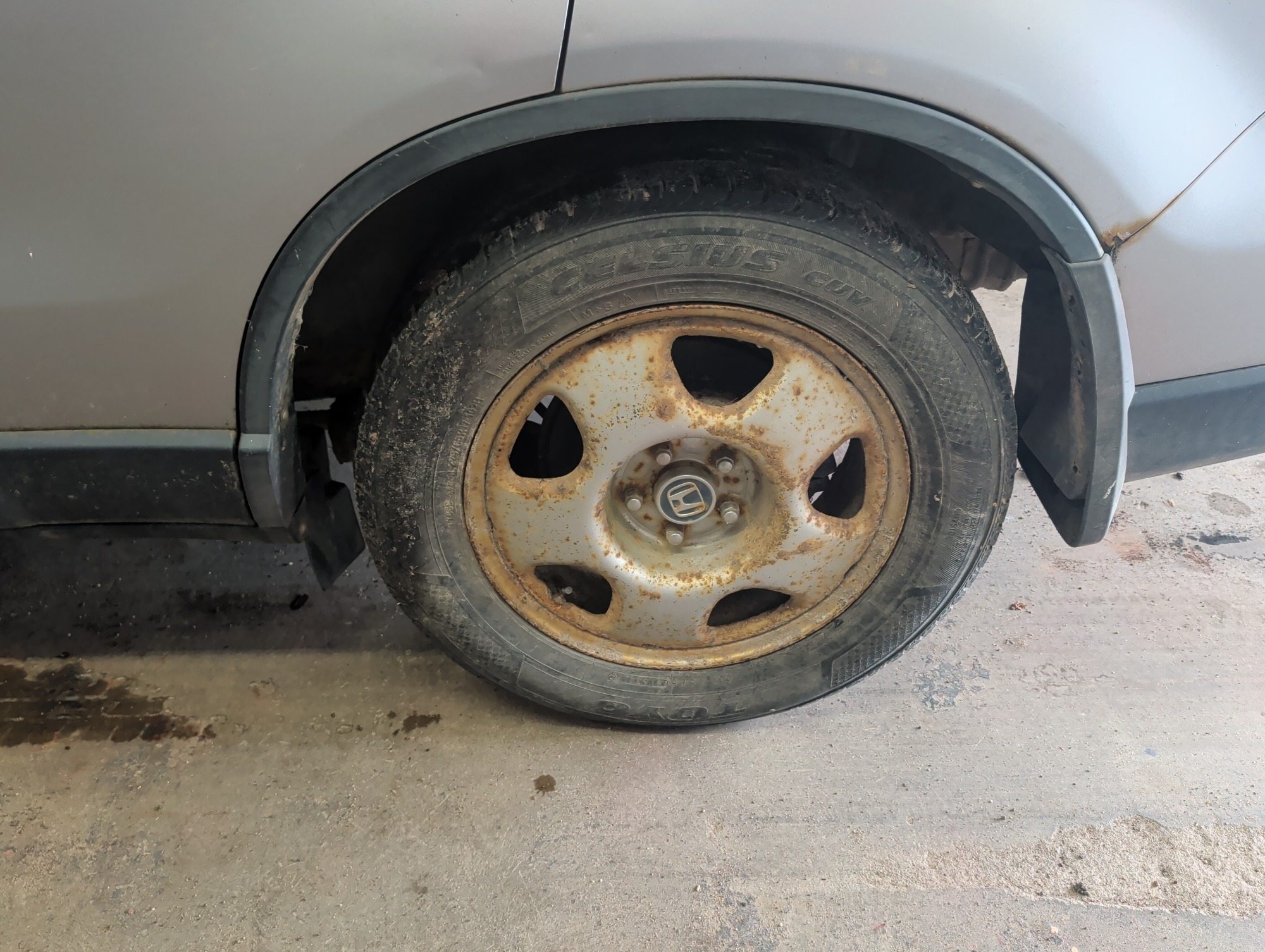 2007 honda cr-v lx-4wd-at with 271539 miles for sale near elk-river, minnesota 106427_13_rear_drv_wheel.jpg