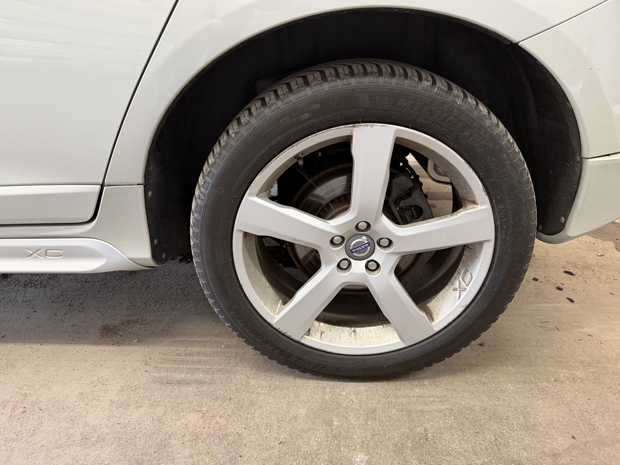 2011 volvo xc60 t6-awd with 136665 miles for sale near elk-river, minnesota 106432_13_rear_drv_wheel.jpg