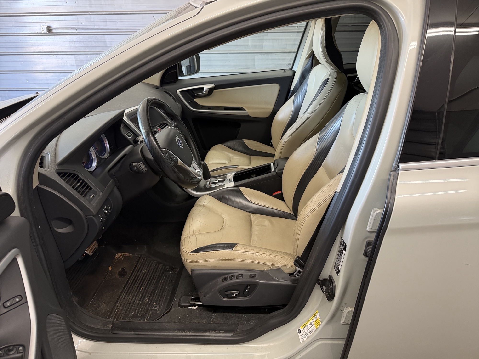 2011 volvo xc60 t6-awd with 136665 miles for sale near elk-river, minnesota 106432_22_driver_seat.jpg
