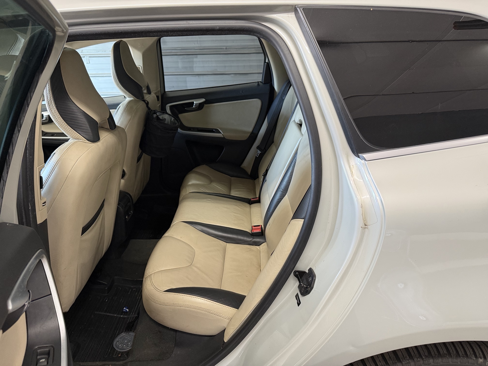 2011 volvo xc60 t6-awd with 136665 miles for sale near elk-river, minnesota 106432_24_drv_rear_seat.jpg