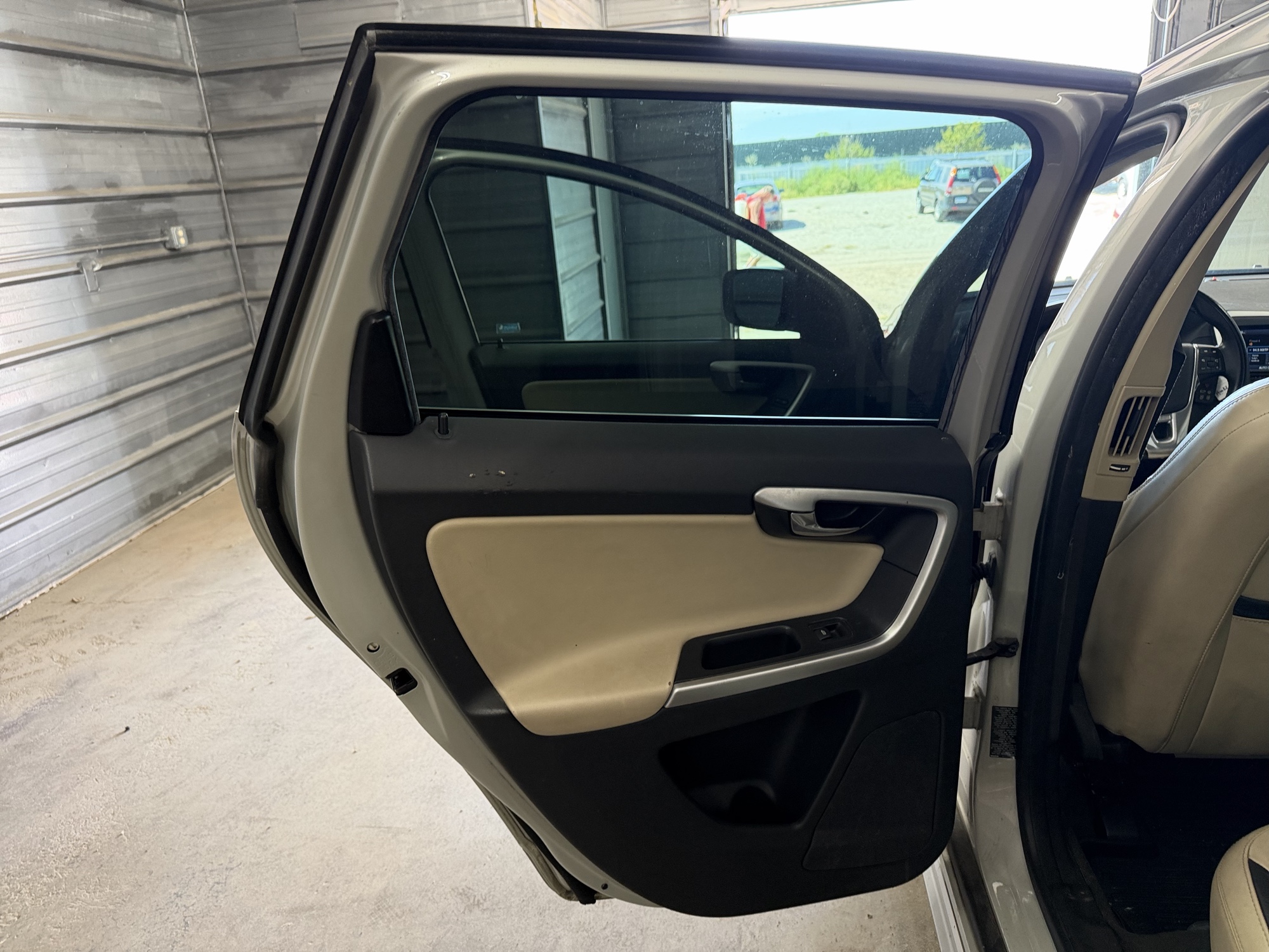 2011 volvo xc60 t6-awd with 136665 miles for sale near elk-river, minnesota 106432_25_drv_rear_door_panel.jpg