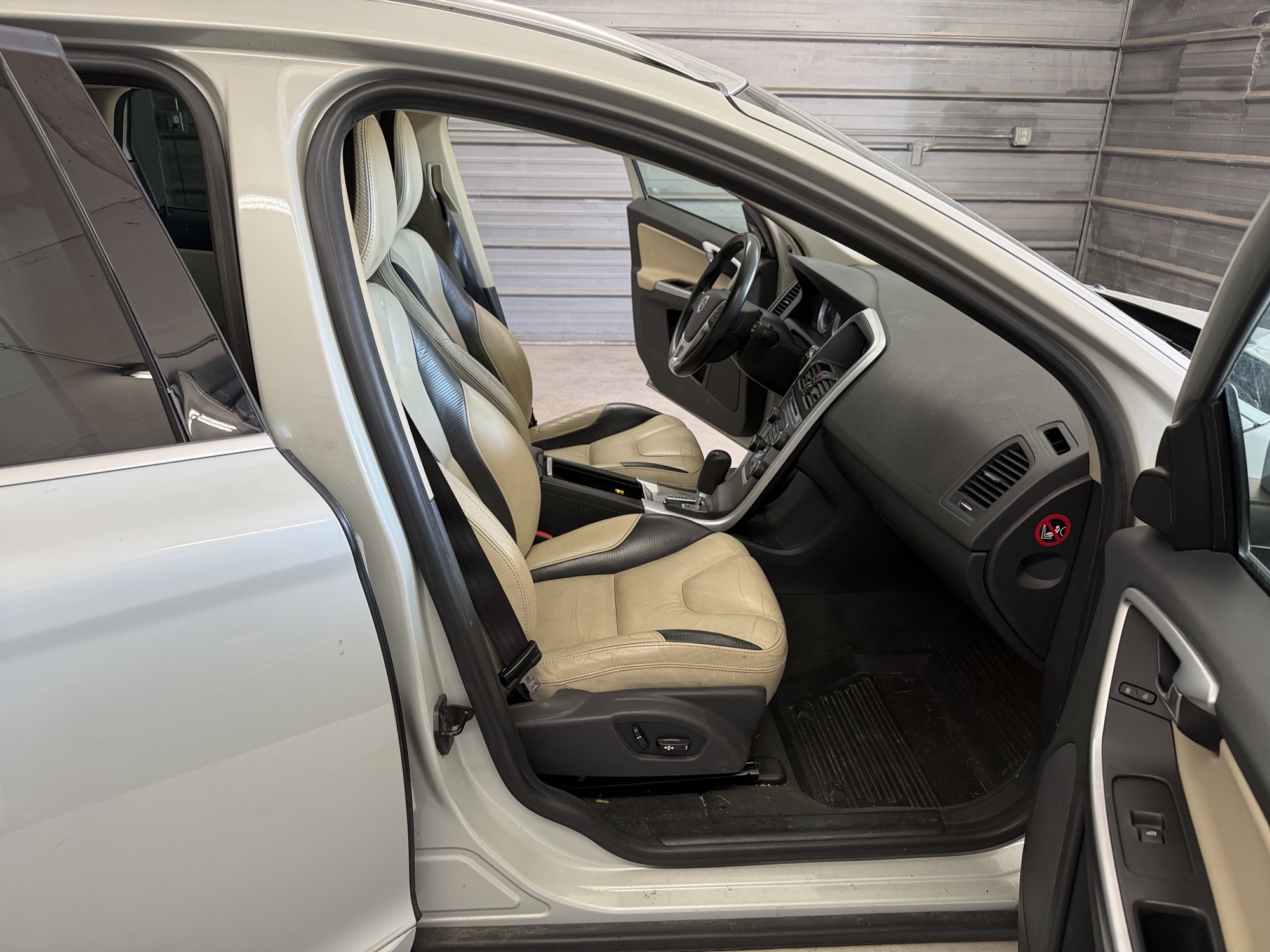 2011 volvo xc60 t6-awd with 136665 miles for sale near elk-river, minnesota 106432_31_passenger_seat.jpg
