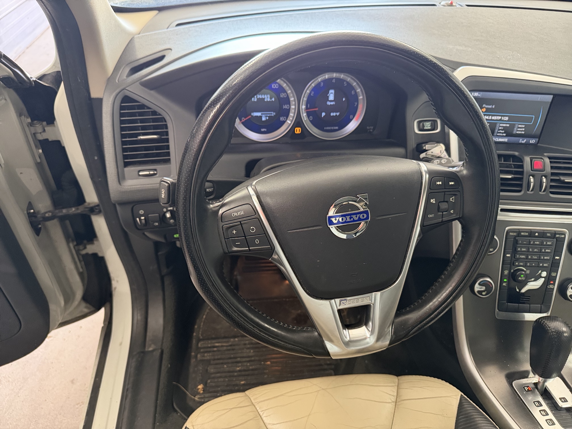 2011 volvo xc60 t6-awd with 136665 miles for sale near elk-river, minnesota 106432_36_steering_wheel.jpg