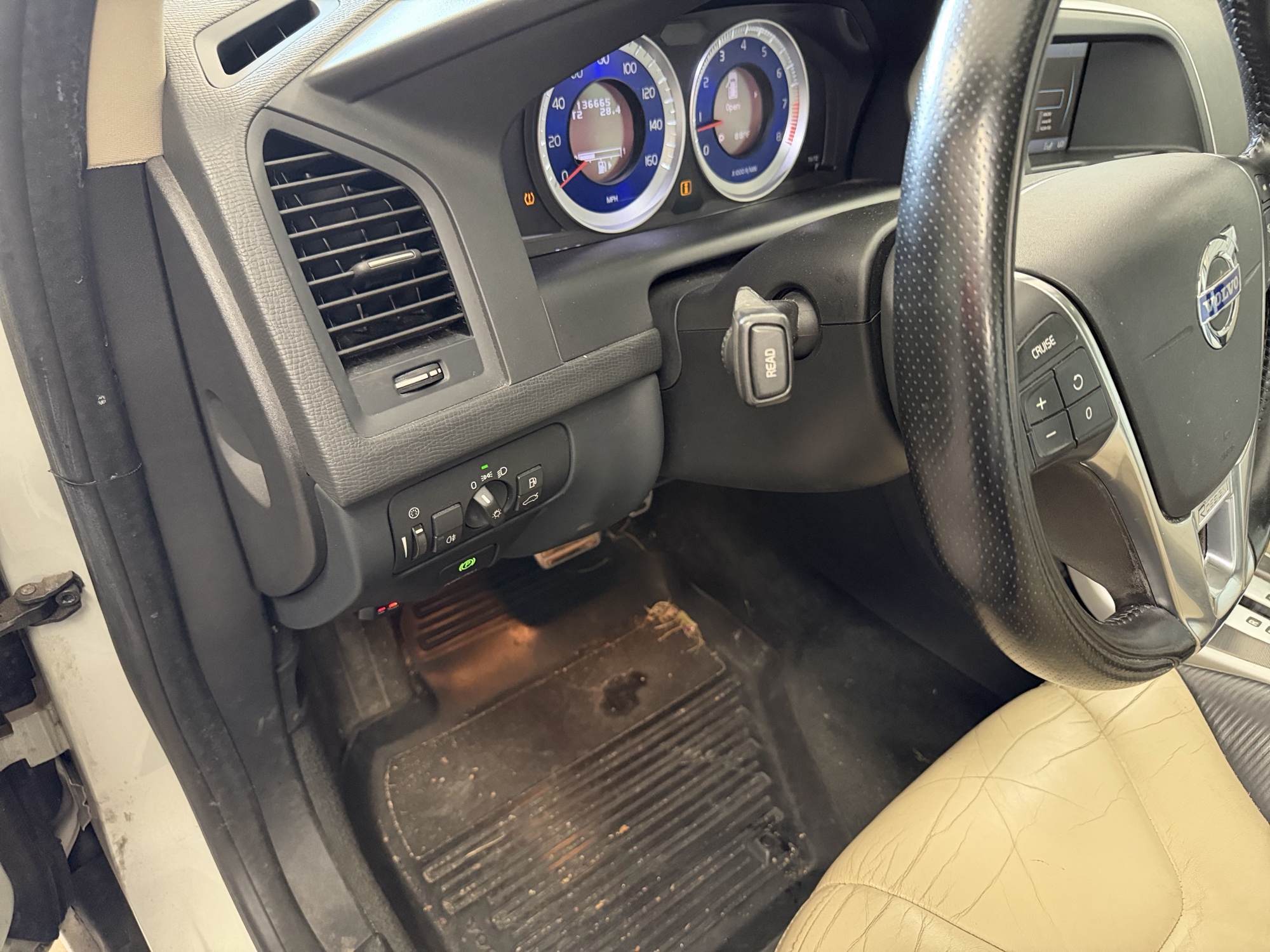 2011 volvo xc60 t6-awd with 136665 miles for sale near elk-river, minnesota 106432_37_left_of_steering_wheel.jpg