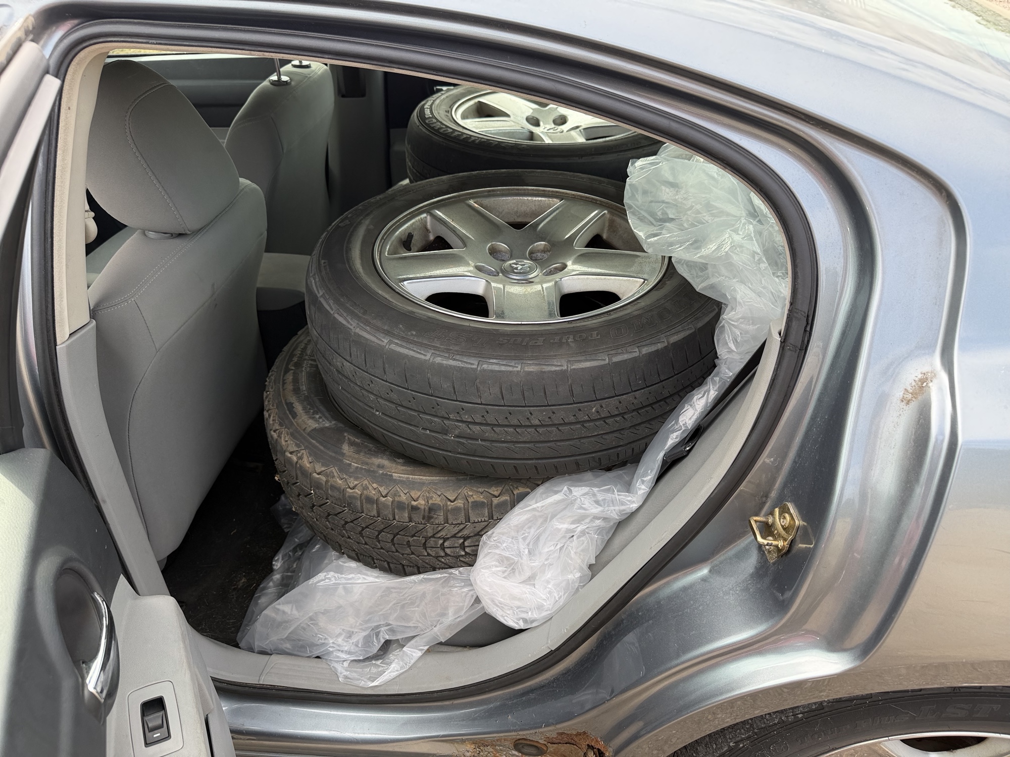 2006 dodge charger base with 164904 miles for sale near elk-river, minnesota 106434_24_drv_rear_seat.jpg