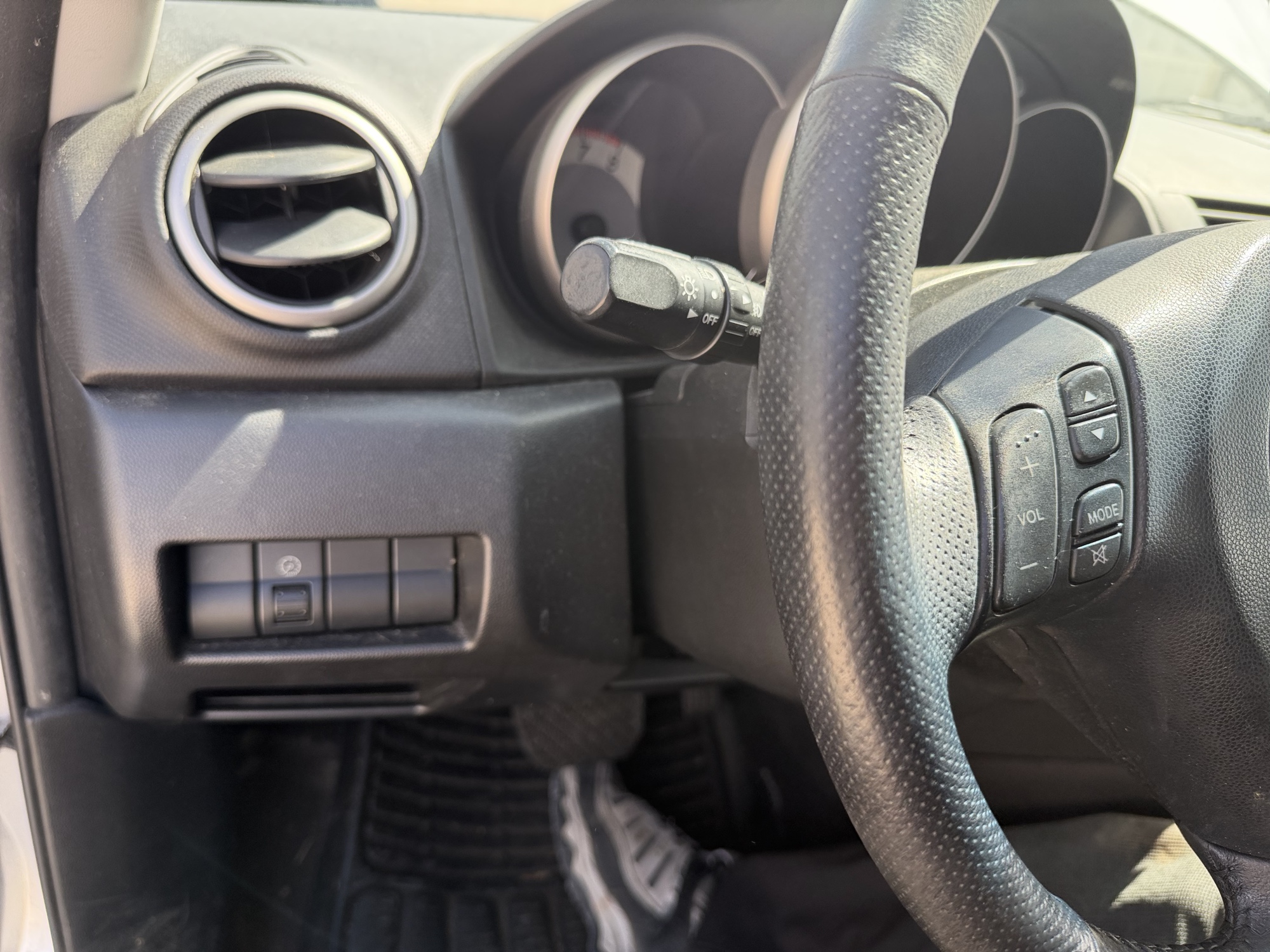2008 mazda mazda3 i-sport-4-door with 106057 miles for sale near elk-river, minnesota 106437_37_left_of_steering_wheel.jpg