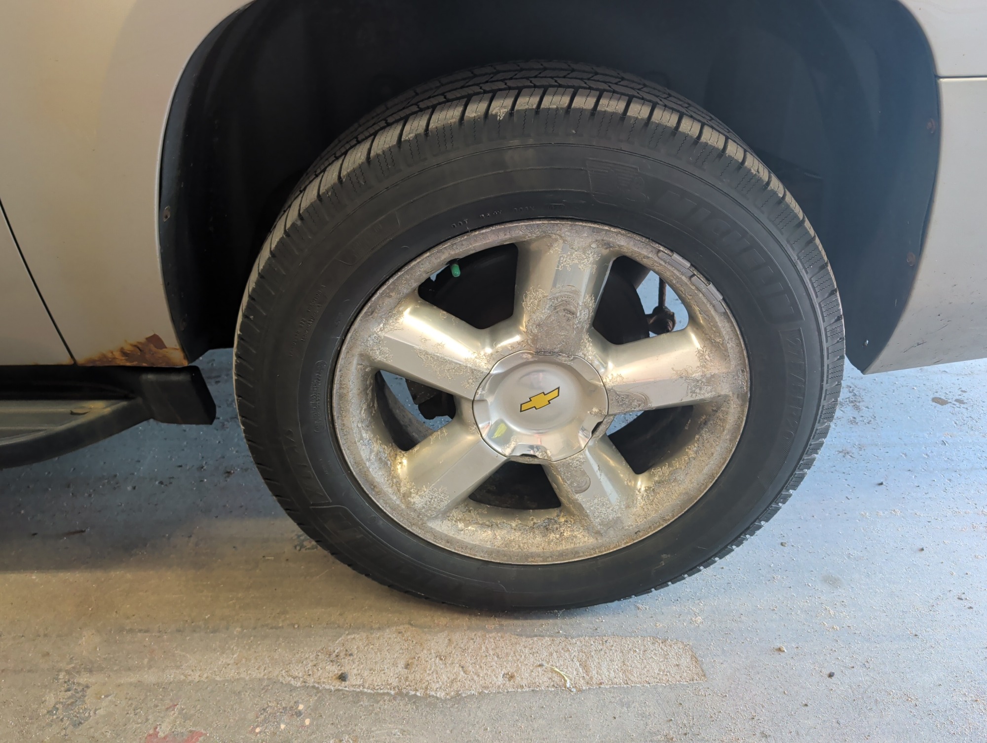 2007 chevrolet suburban ls-1500-4wd with 182367 miles for sale near elk-river, minnesota 106439_13_rear_drv_wheel.jpg