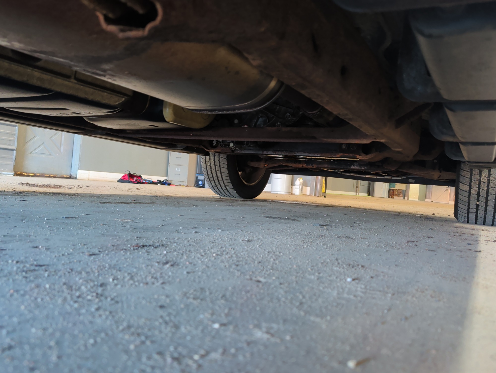 2007 chevrolet suburban ls-1500-4wd with 182367 miles for sale near elk-river, minnesota 106439_20_undercar_rear_pass.jpg