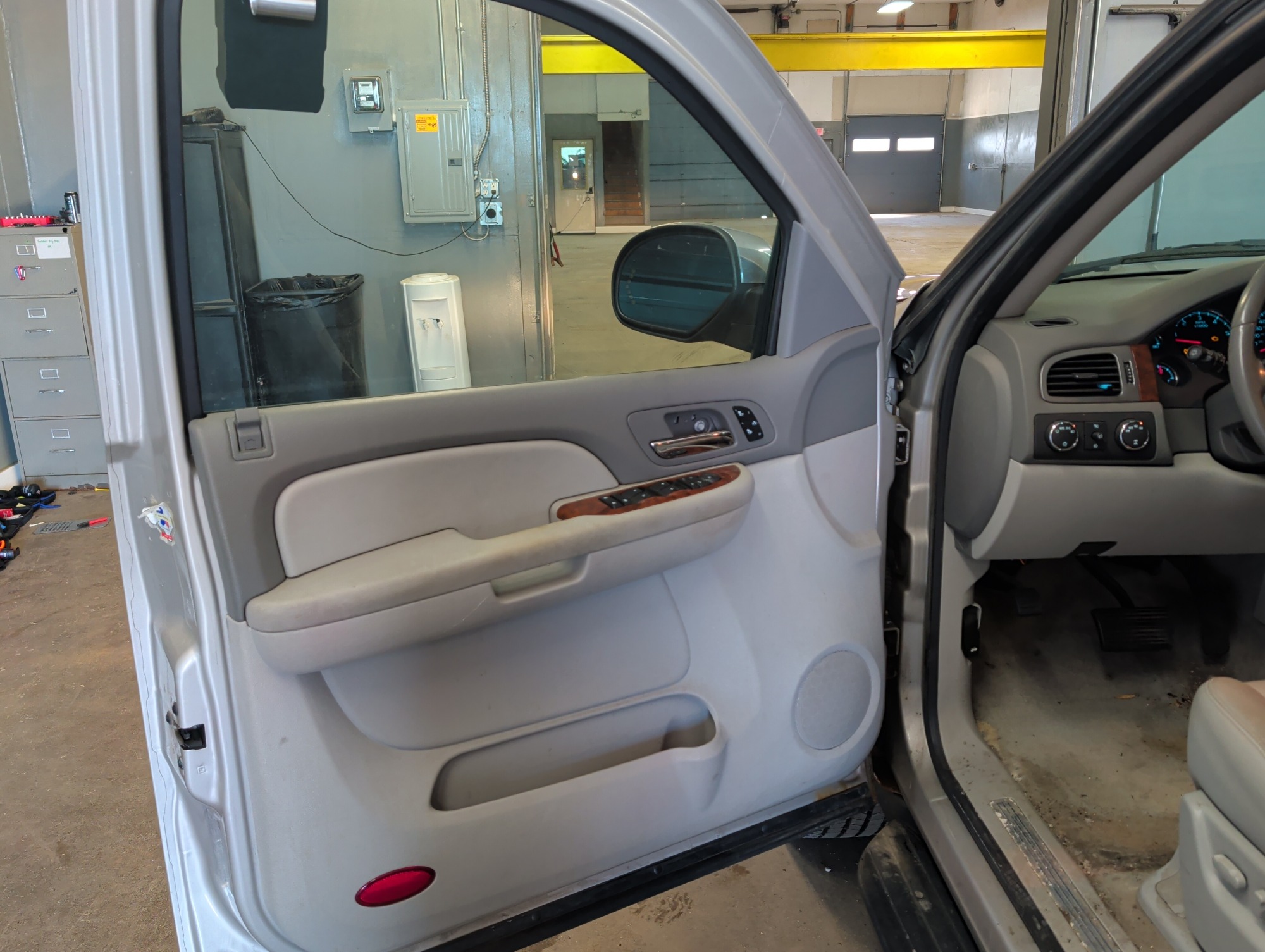 2007 chevrolet suburban ls-1500-4wd with 182367 miles for sale near elk-river, minnesota 106439_23_driver_door_panel.jpg