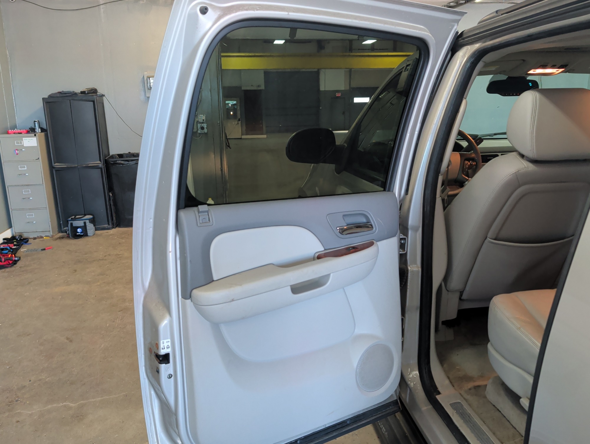 2007 chevrolet suburban ls-1500-4wd with 182367 miles for sale near elk-river, minnesota 106439_25_drv_rear_door_panel.jpg
