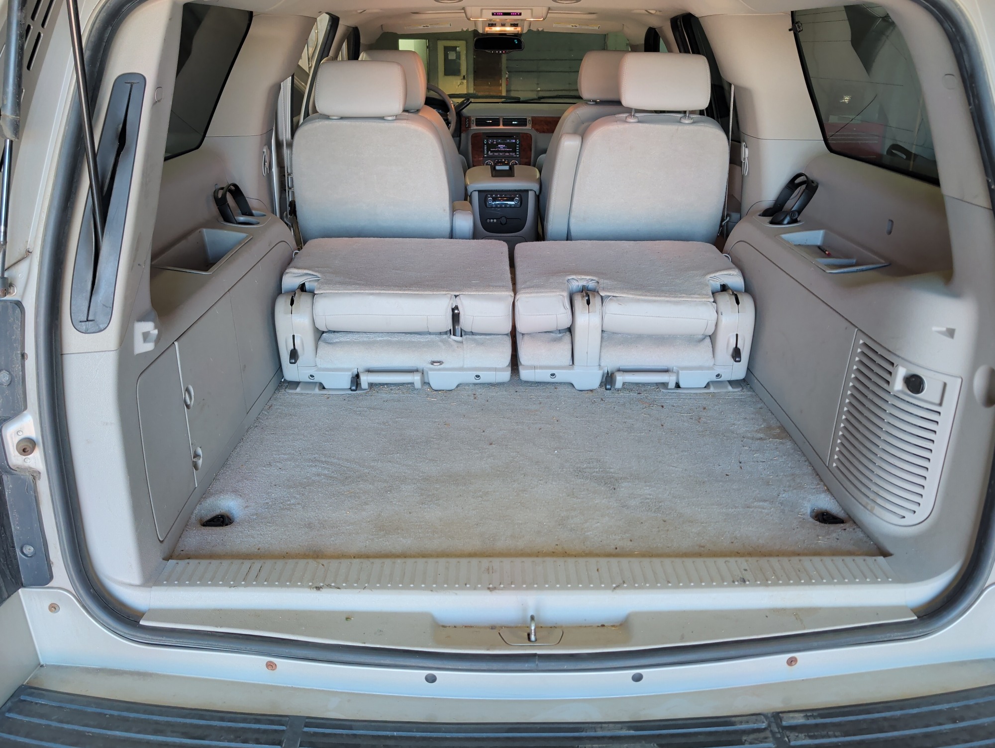 2007 chevrolet suburban ls-1500-4wd with 182367 miles for sale near elk-river, minnesota 106439_26_trunk.jpg