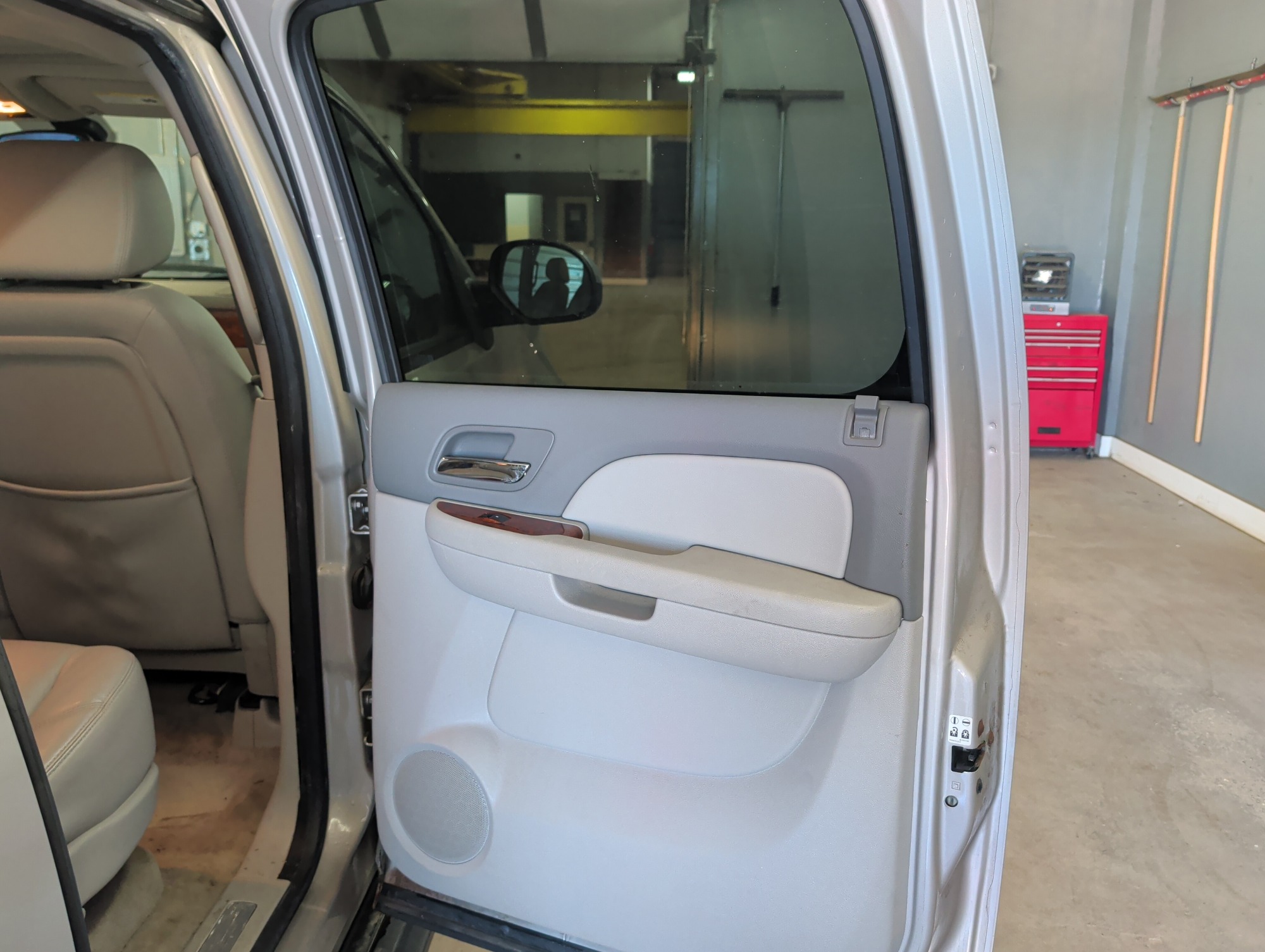 2007 chevrolet suburban ls-1500-4wd with 182367 miles for sale near elk-river, minnesota 106439_30_pass_rear_door_panel.jpg