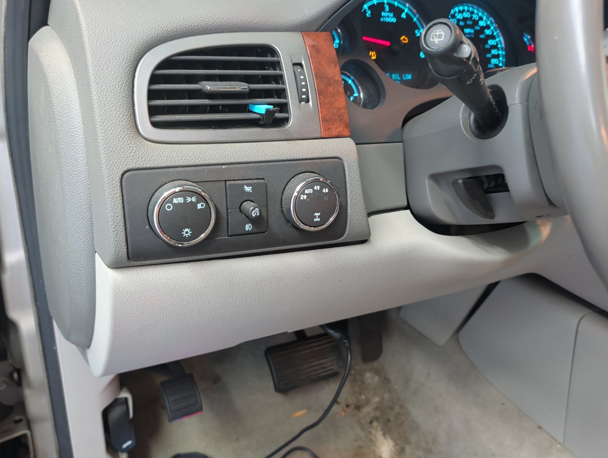2007 chevrolet suburban ls-1500-4wd with 182367 miles for sale near elk-river, minnesota 106439_37_left_of_steering_wheel.jpg