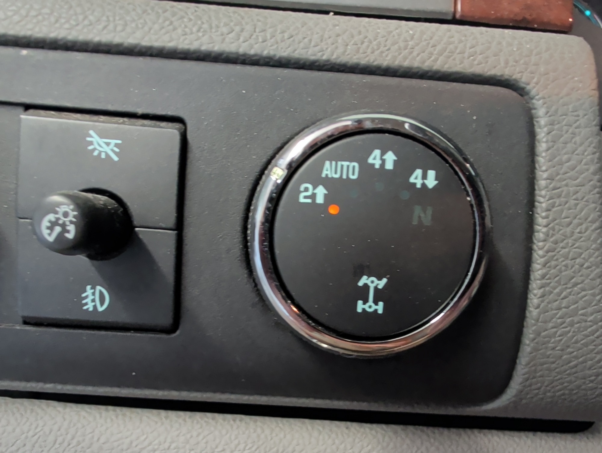 2007 chevrolet suburban ls-1500-4wd with 182367 miles for sale near elk-river, minnesota 106439_38_4x4_switch.jpg