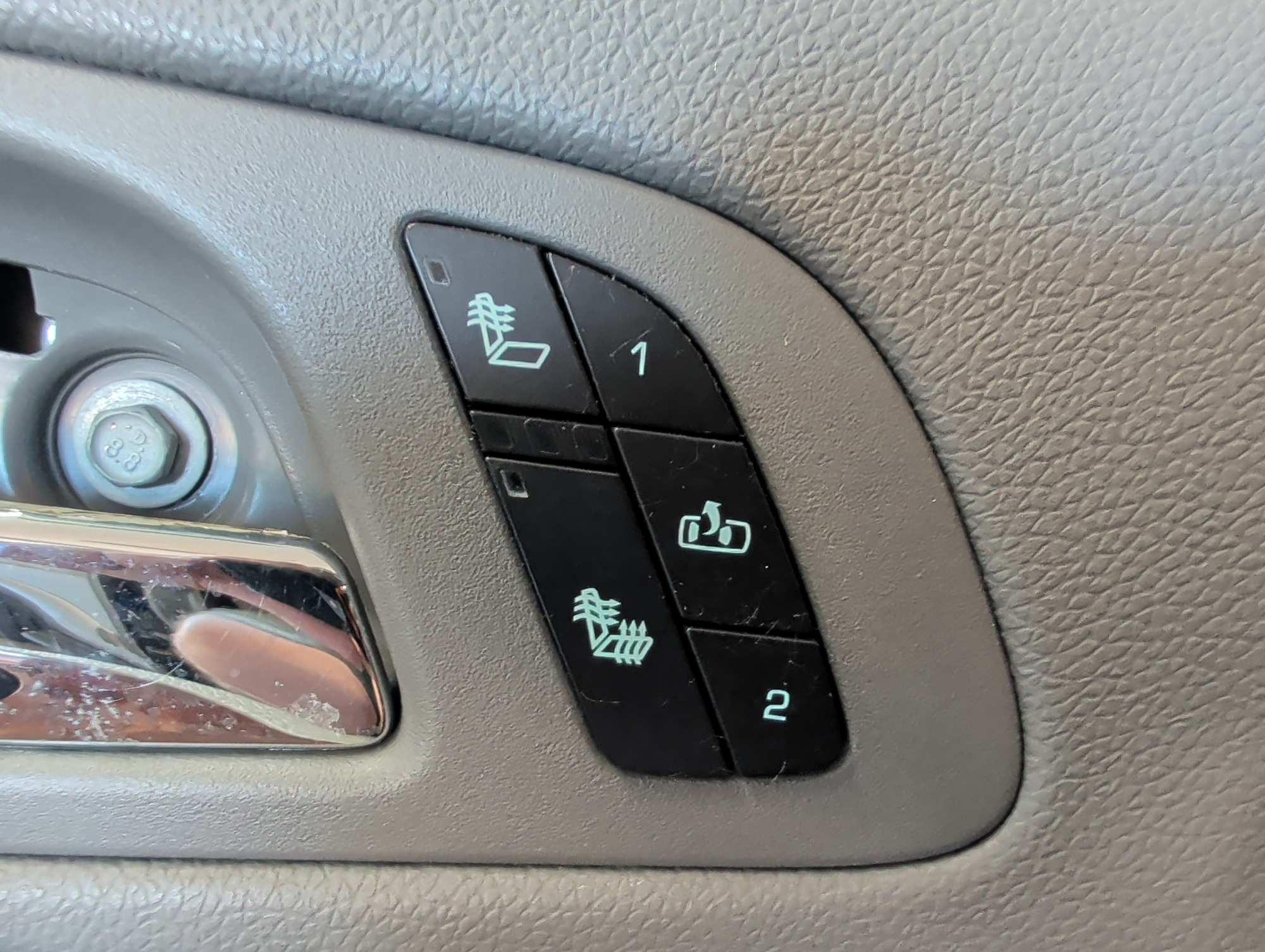 2007 chevrolet suburban ls-1500-4wd with 182367 miles for sale near elk-river, minnesota 106439_42_heated_seat_switches.jpg
