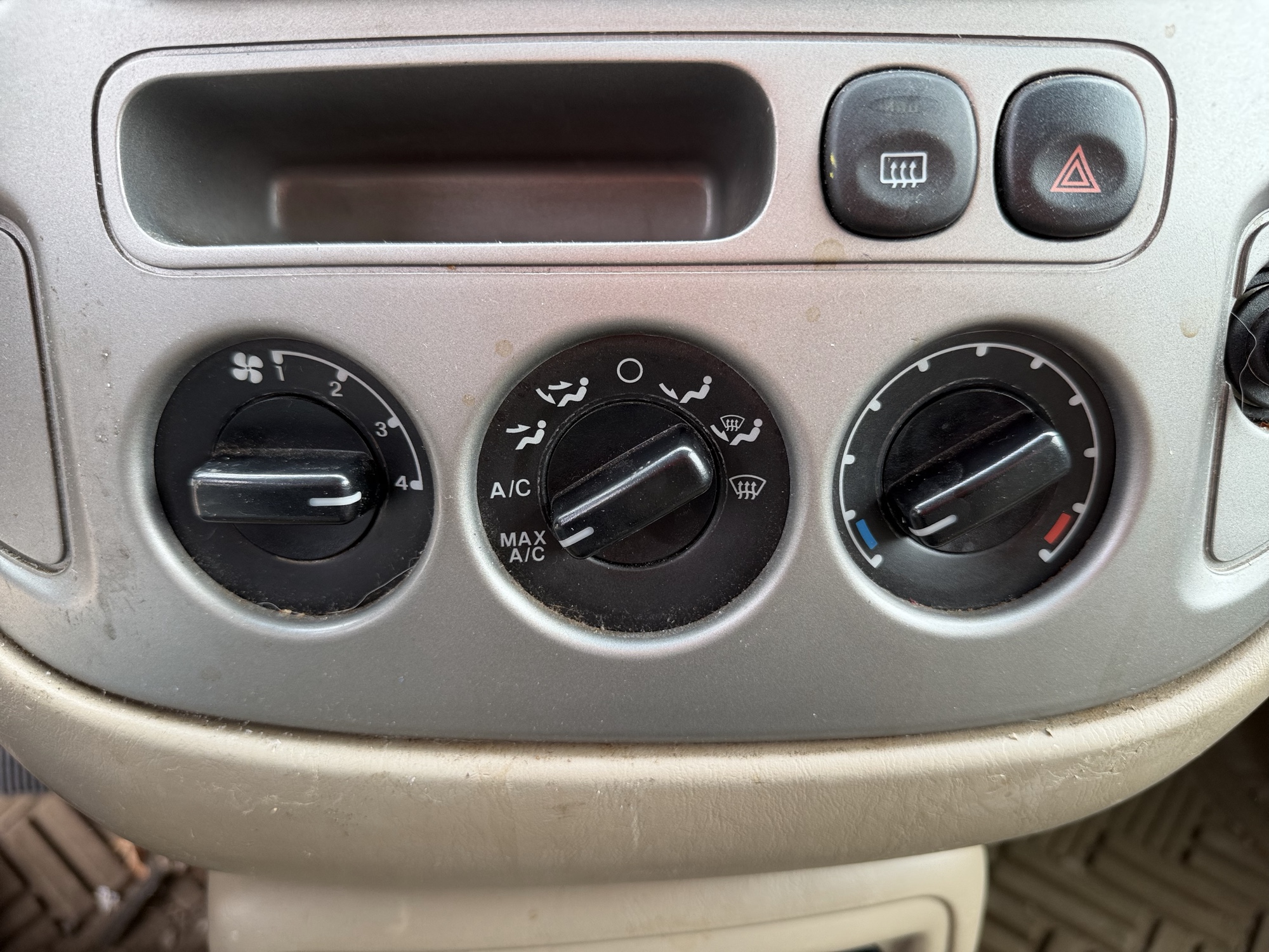 2004 ford escape xlt-2wd with 178342 miles for sale near elk-river, minnesota 106441_40_climate_control.jpg