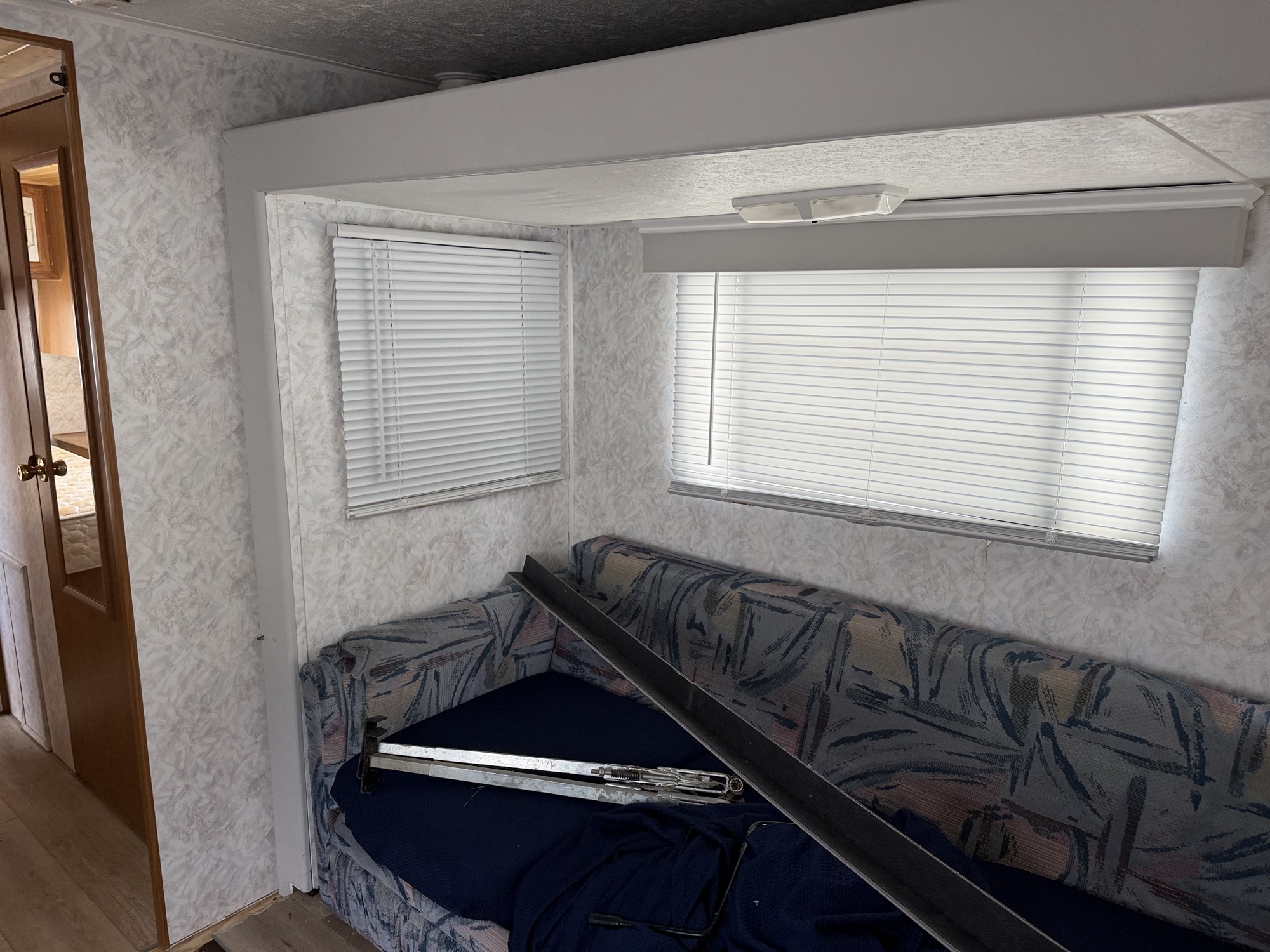 1998 jayco unknown - for sale near elk-river, minnesota 106445_24_drv_rear_seat.jpg