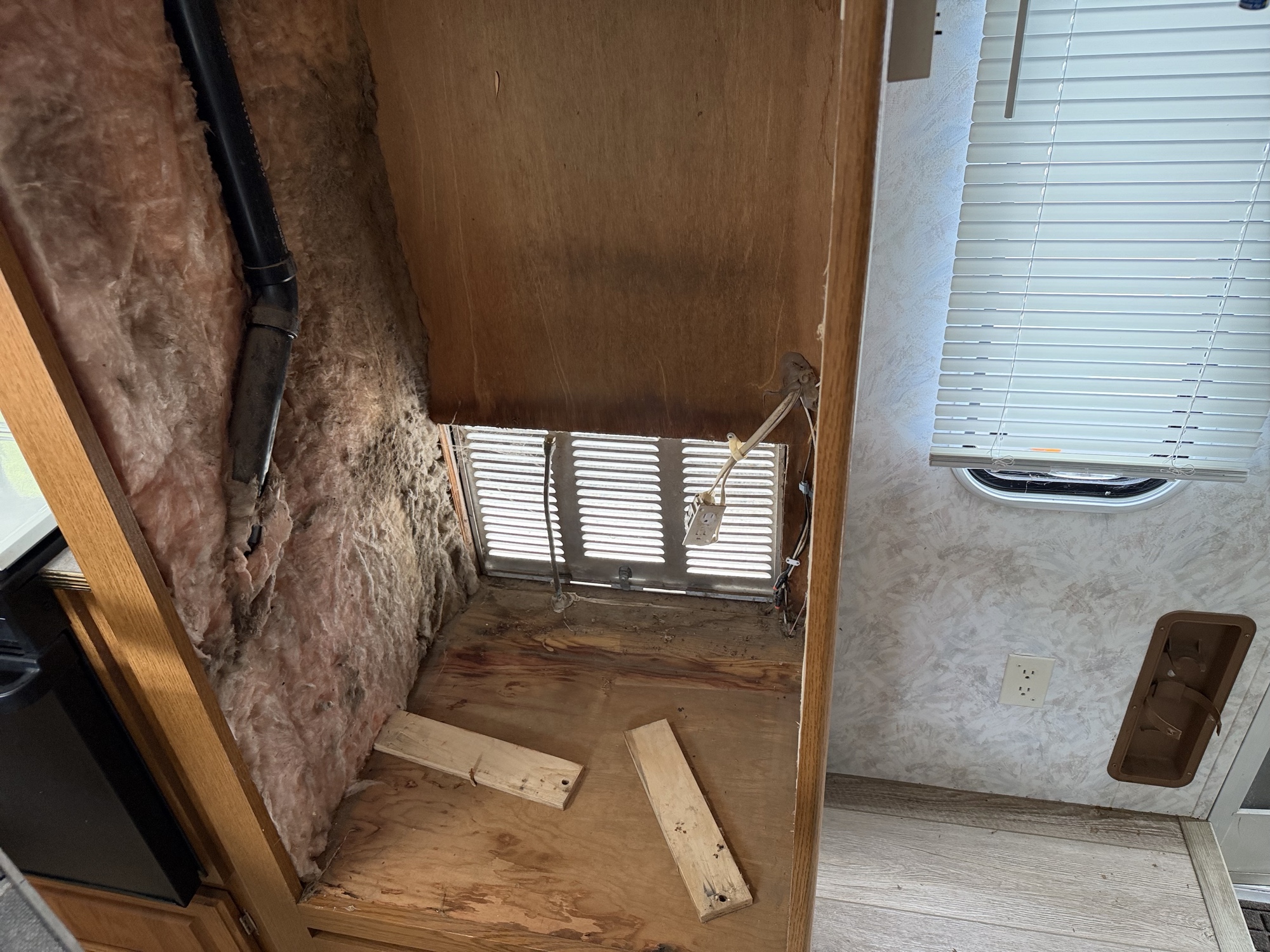 1998 jayco unknown - for sale near elk-river, minnesota 106445_36_steering_wheel.jpg