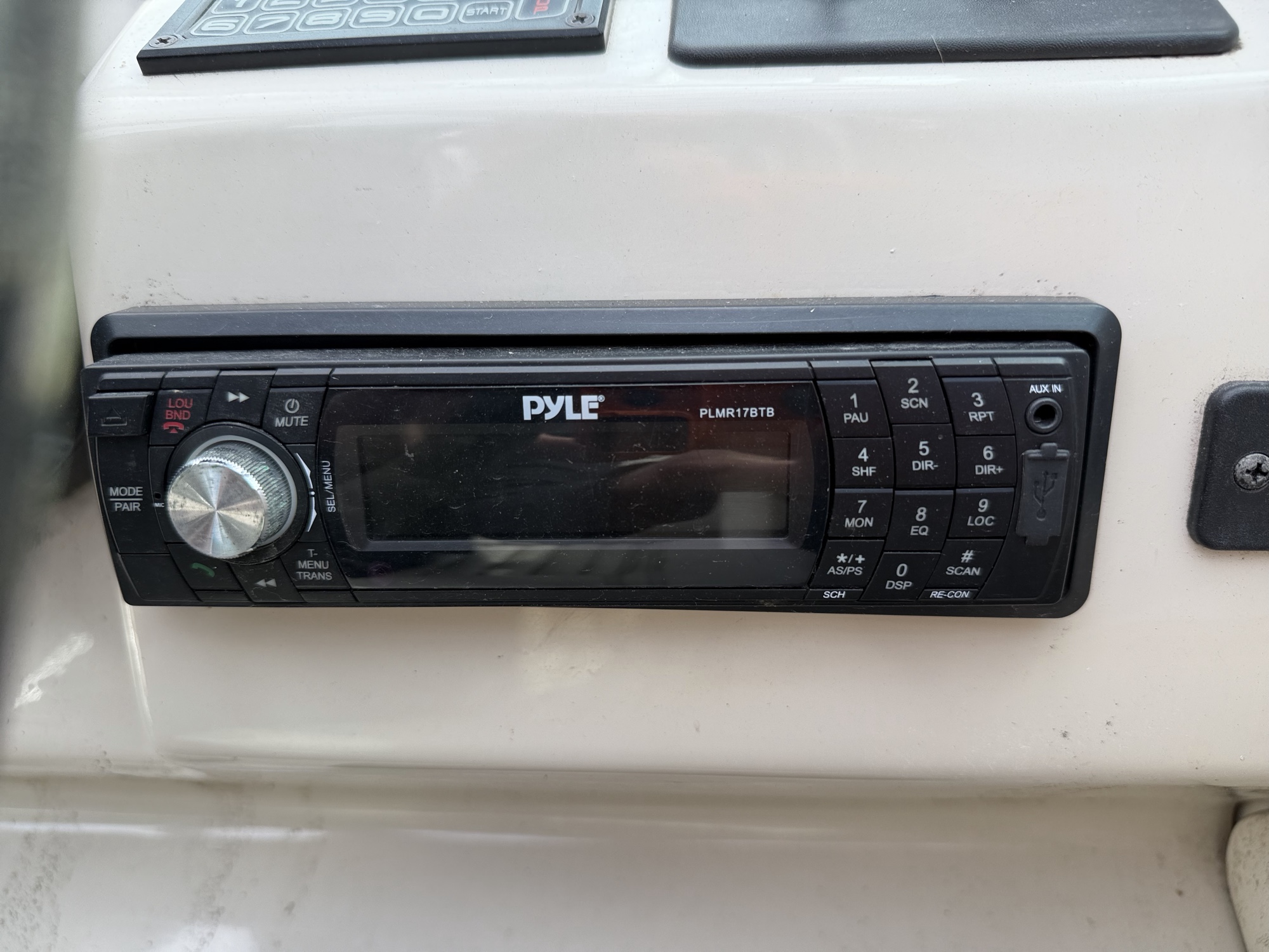 1998 mariah z-280 for sale near elk-river, minnesota 106447_39_radio_closeup.jpg