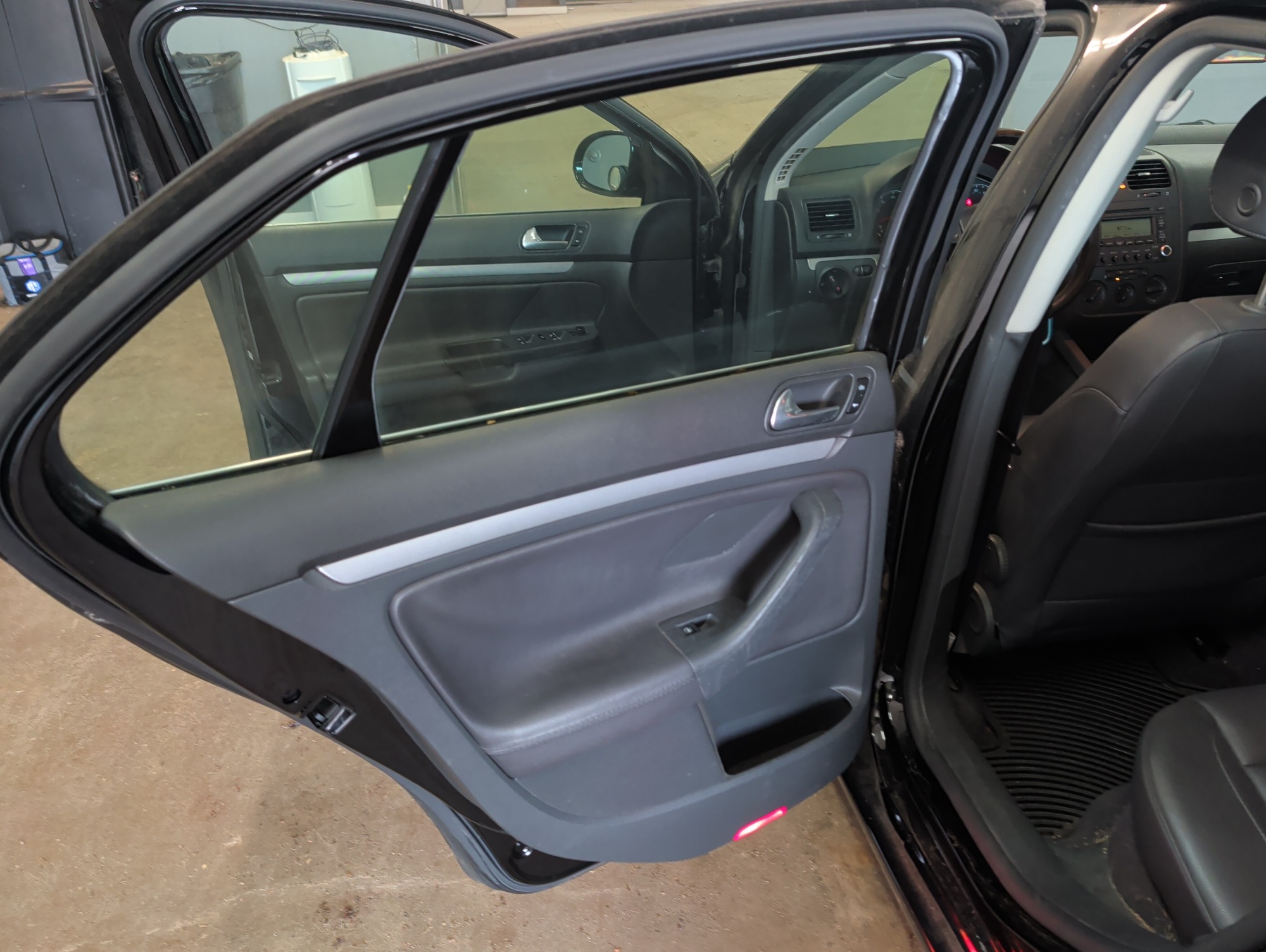 2006 volkswagen jetta with 106136 miles for sale near elk-river, minnesota 106452_25_drv_rear_door_panel.jpg