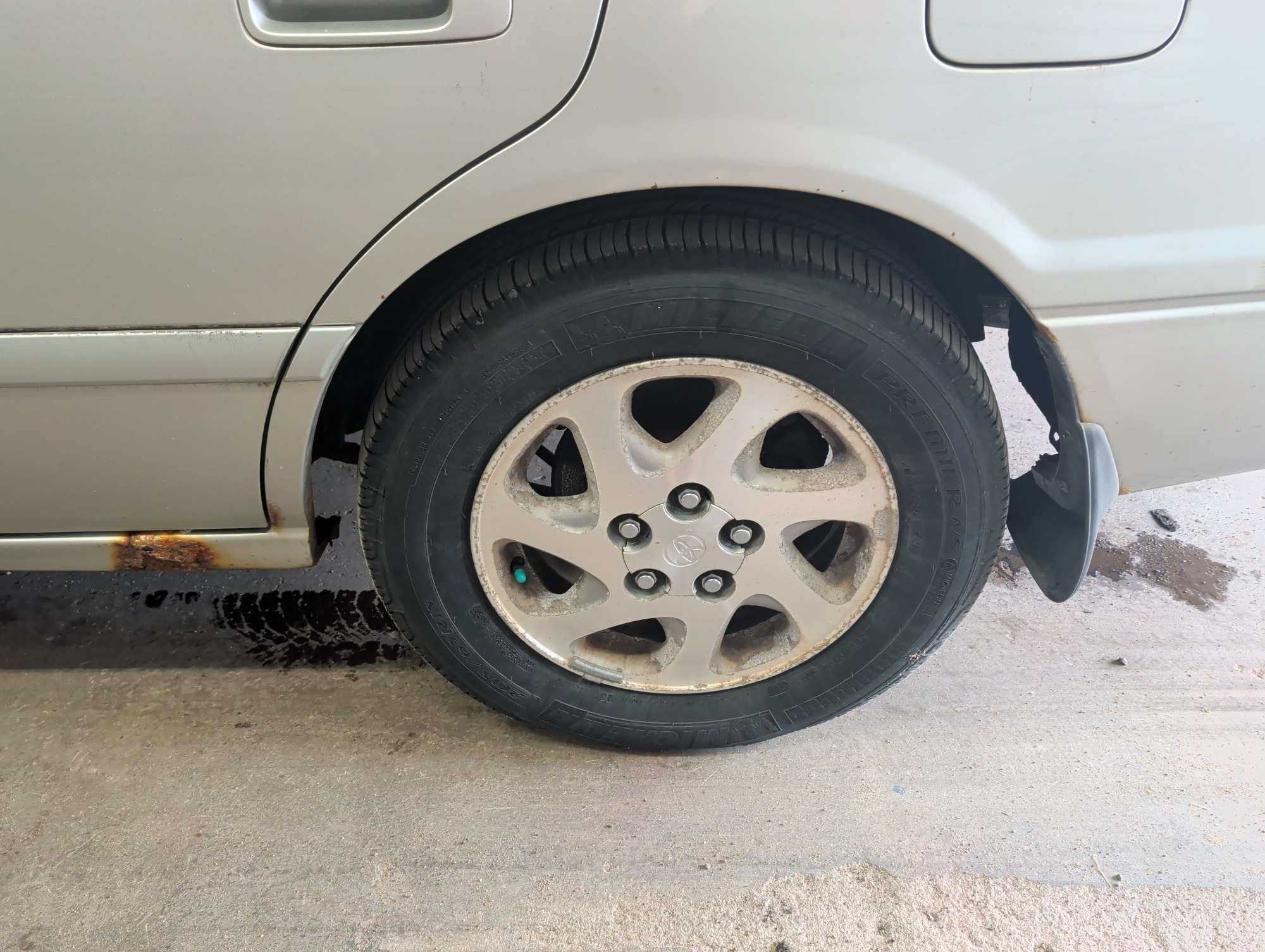 2001 toyota camry le-v6 with 106892 miles for sale near elk-river, minnesota 106458_13_rear_drv_wheel.jpg