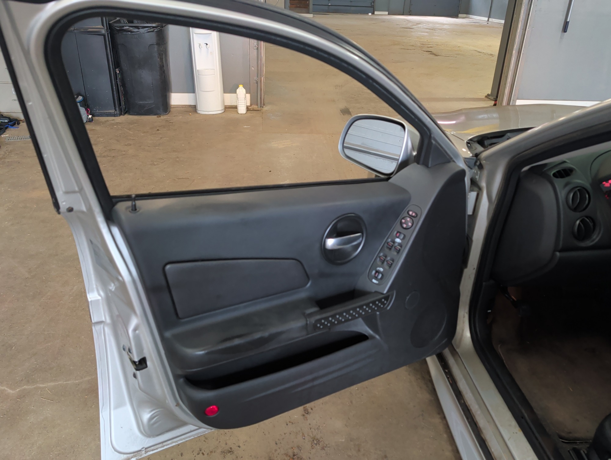 2007 pontiac grand-prix sedan with 184147 miles for sale near elk-river, minnesota 106461_23_driver_door_panel.jpg