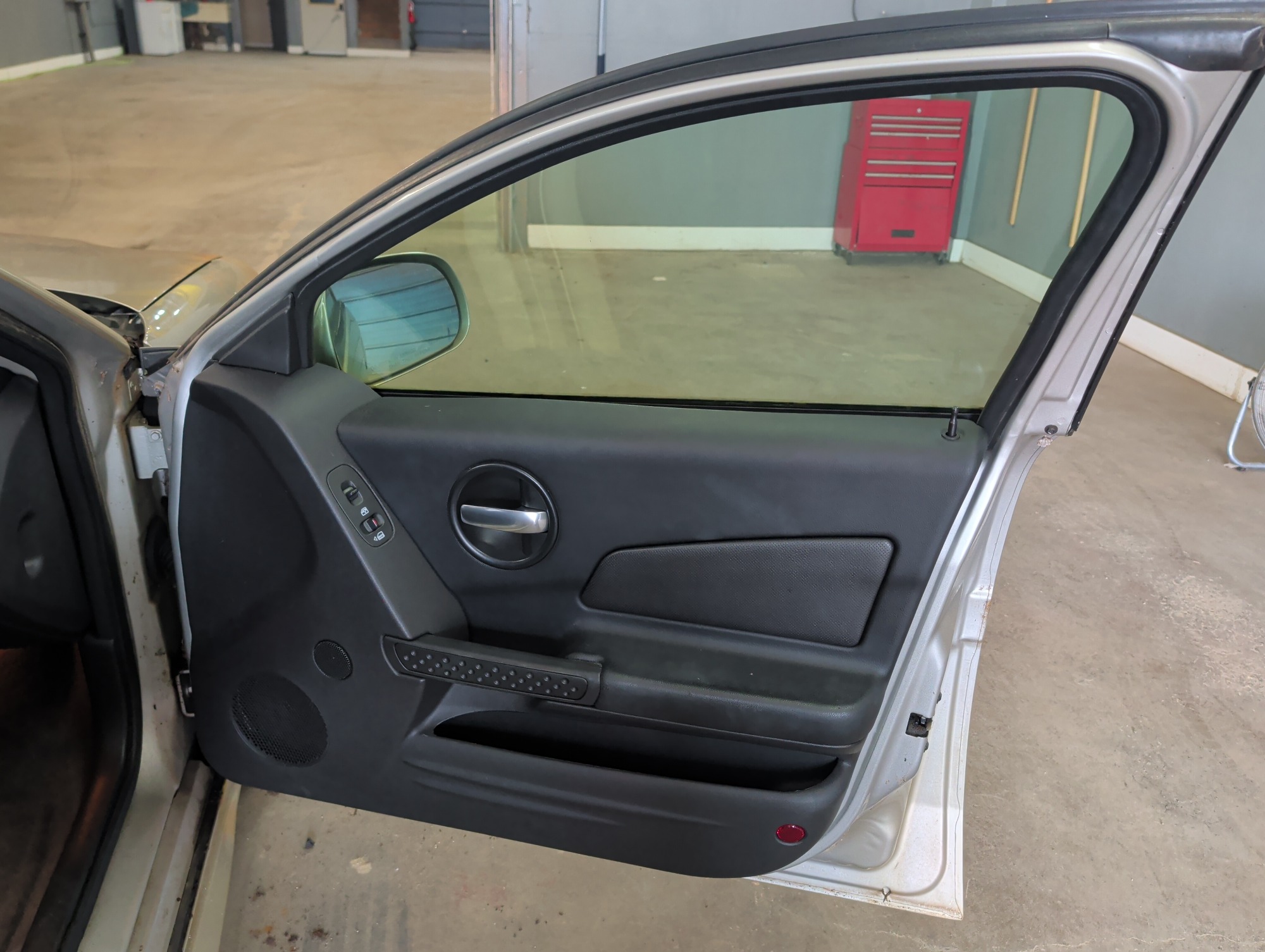 2007 pontiac grand-prix sedan with 184147 miles for sale near elk-river, minnesota 106461_32_passenger_door_panel.jpg