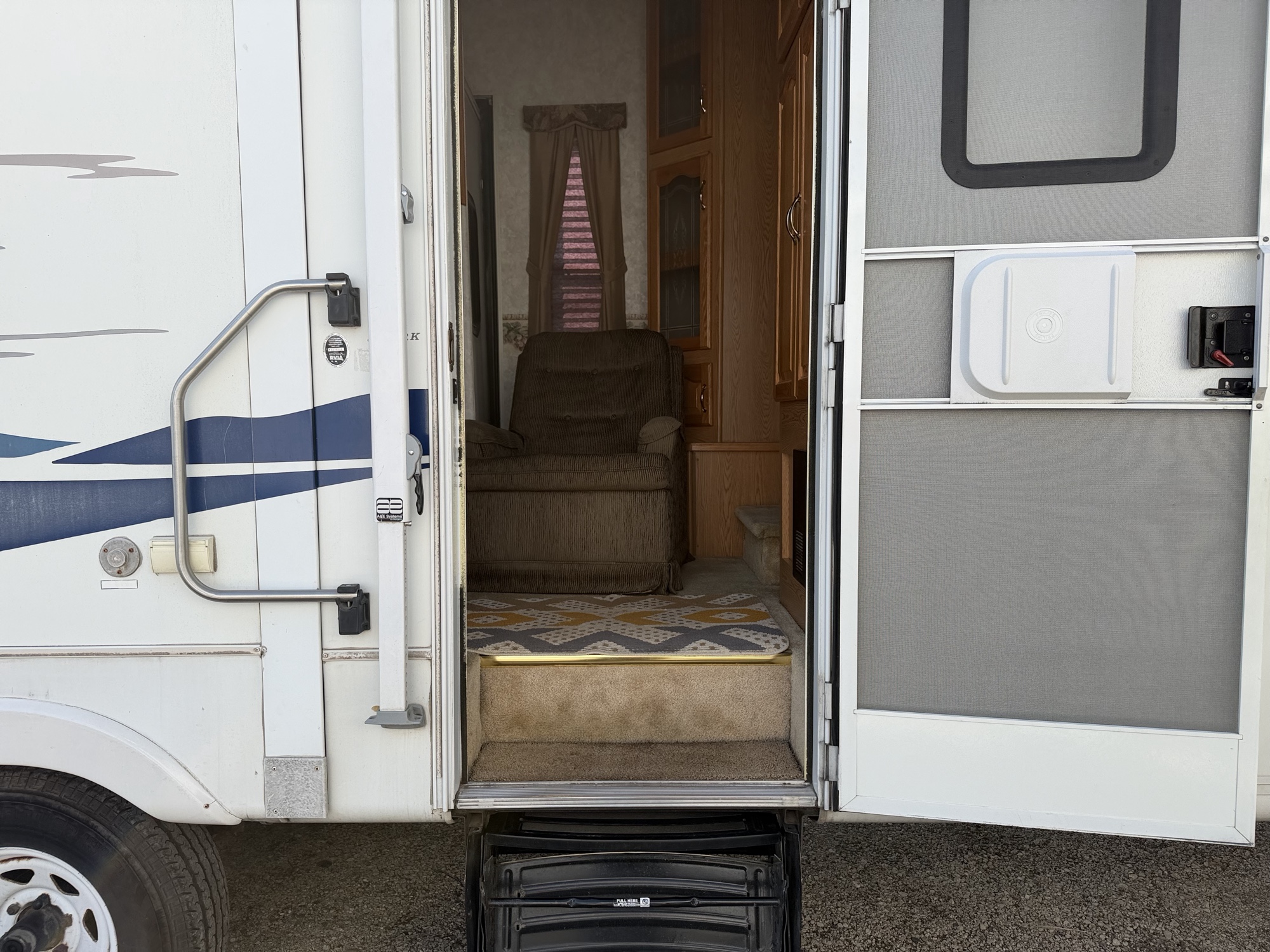 2003 keystone unknown - for sale near elk-river, minnesota 106463_22_driver_seat.jpg