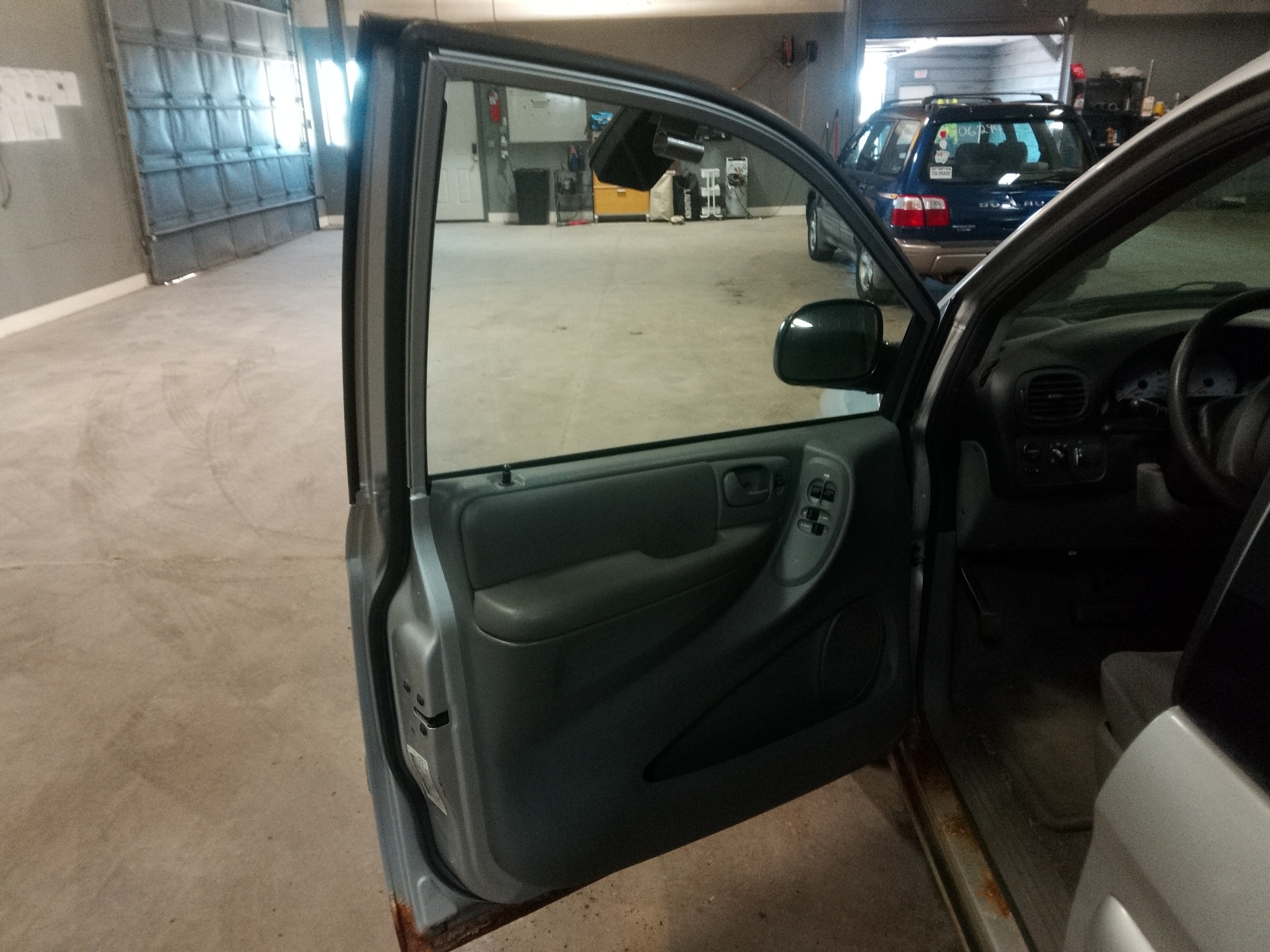 2005 dodge grand-caravan sxt with 208381 miles for sale near elk-river, minnesota 106468_23_driver_door_panel.jpg