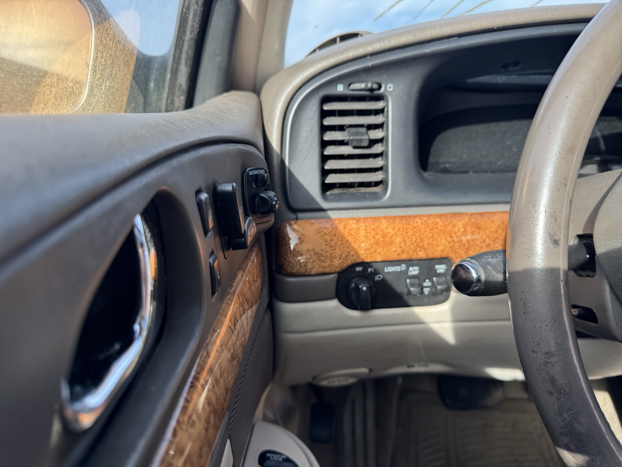 2002 lincoln continental base for sale near Elk River, Minnesota 106475_37_left_of_steering_wheel.jpg