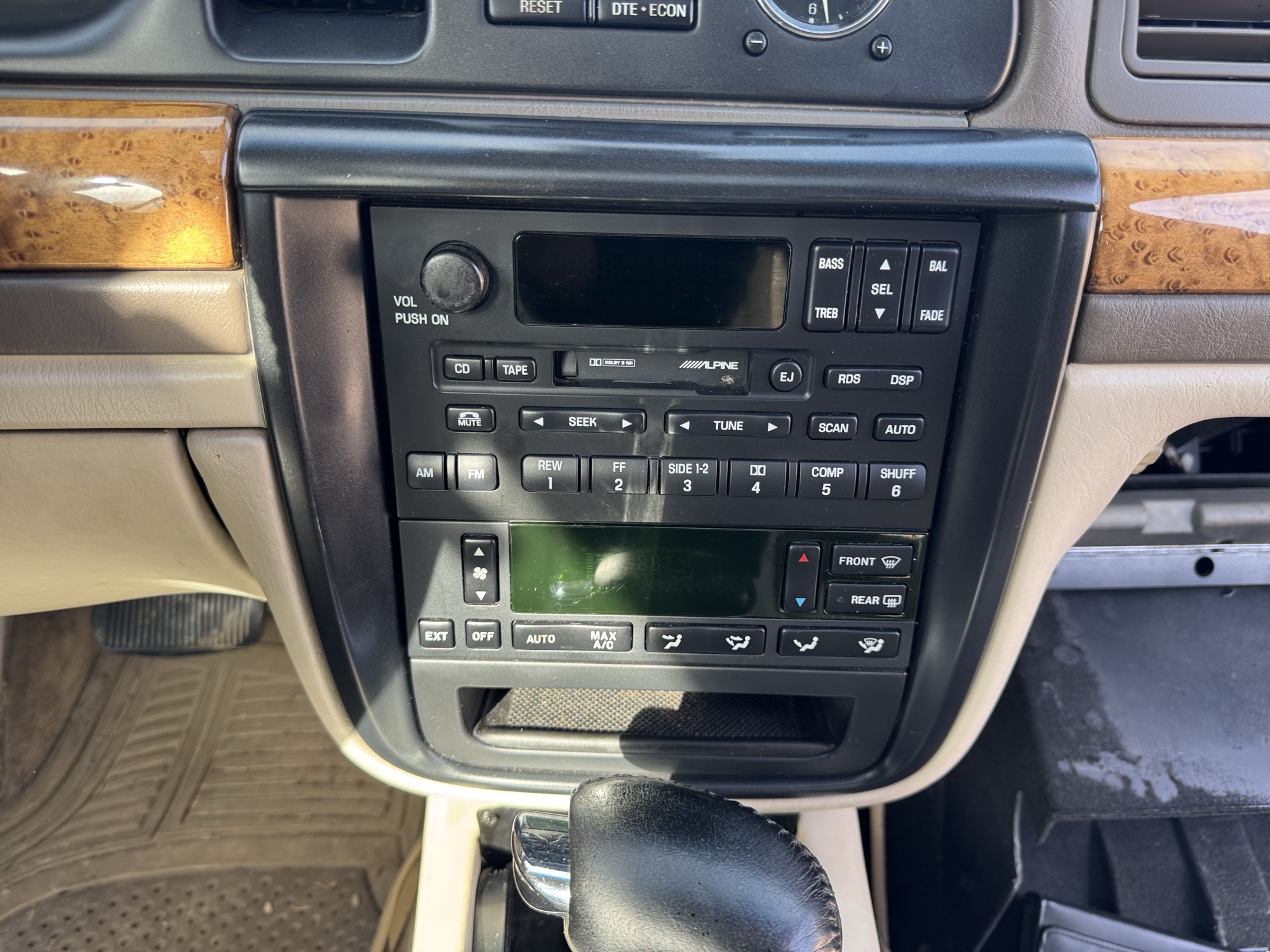 2002 lincoln continental base for sale near Elk River, Minnesota 106475_39_radio_closeup.jpg