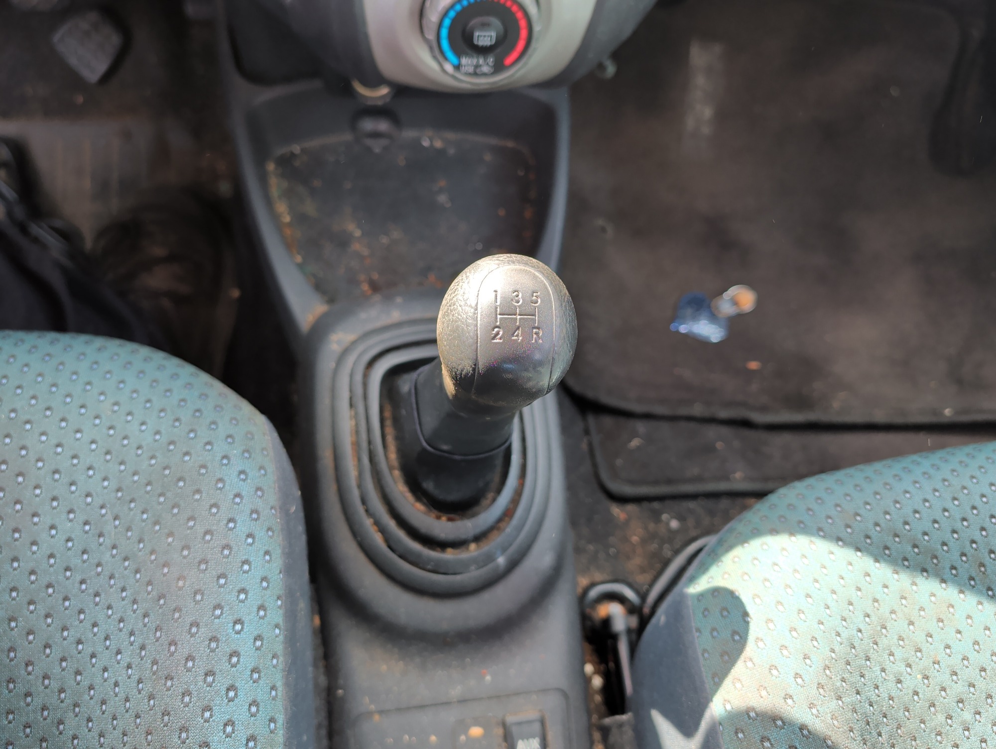 2008 toyota yaris liftback with 125476 miles for sale near elk-river, minnesota 106476_41_shifter.jpg