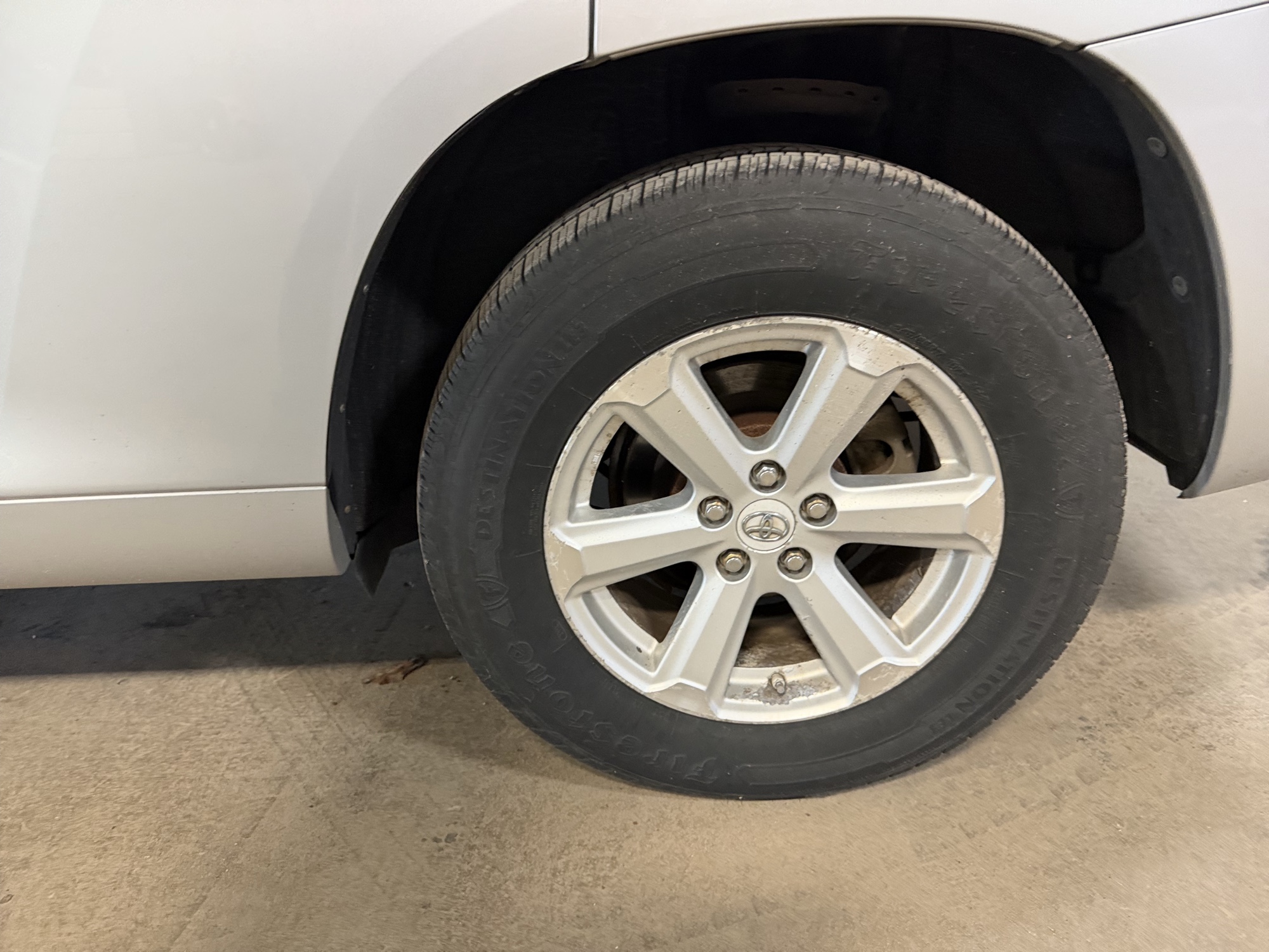 2008 toyota highlander base-4wd with 249077 miles for sale near elk-river, minnesota 106479_13_rear_drv_wheel.jpg