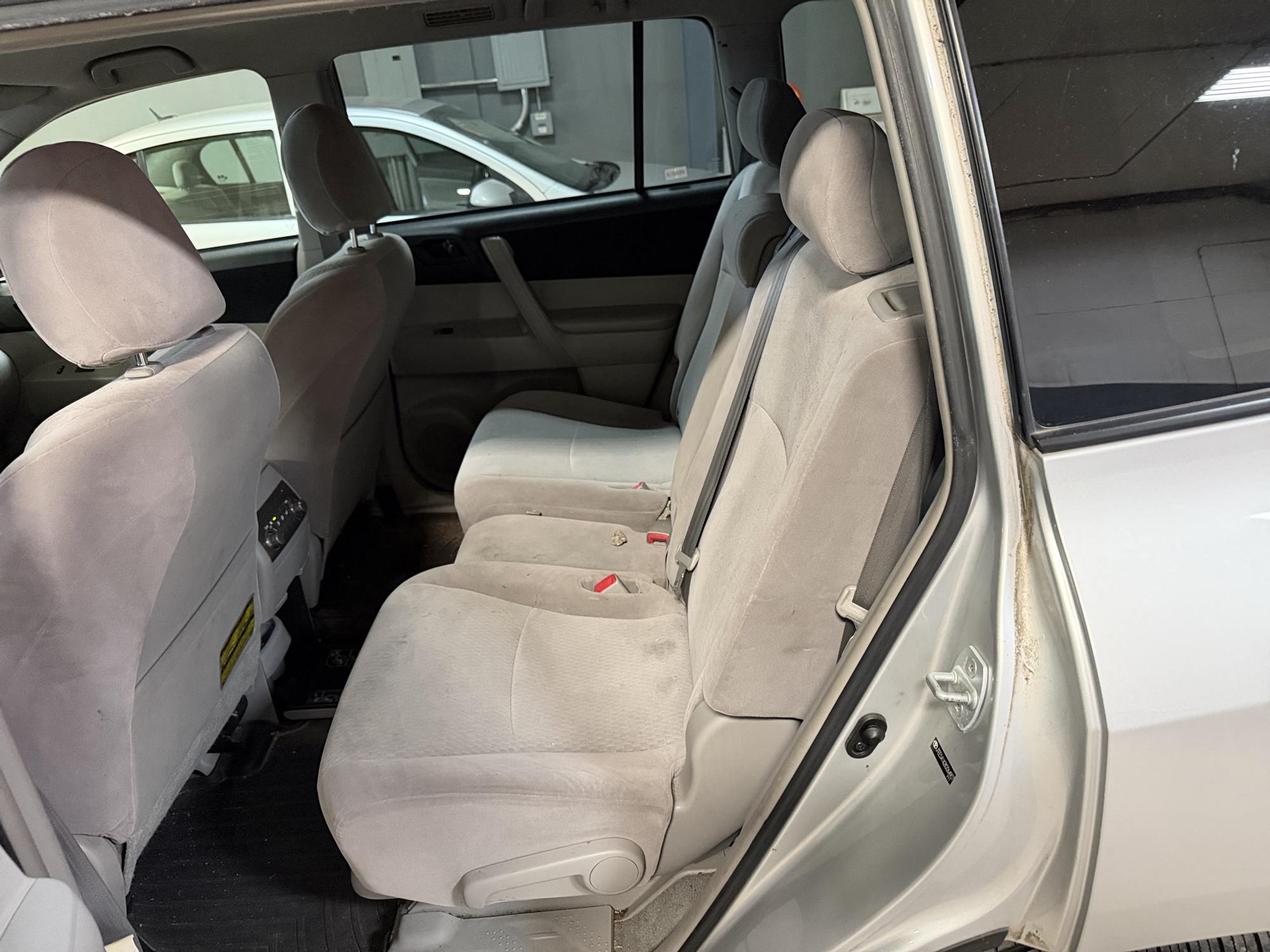 2008 toyota highlander base-4wd with 249077 miles for sale near elk-river, minnesota 106479_24_drv_rear_seat.jpg