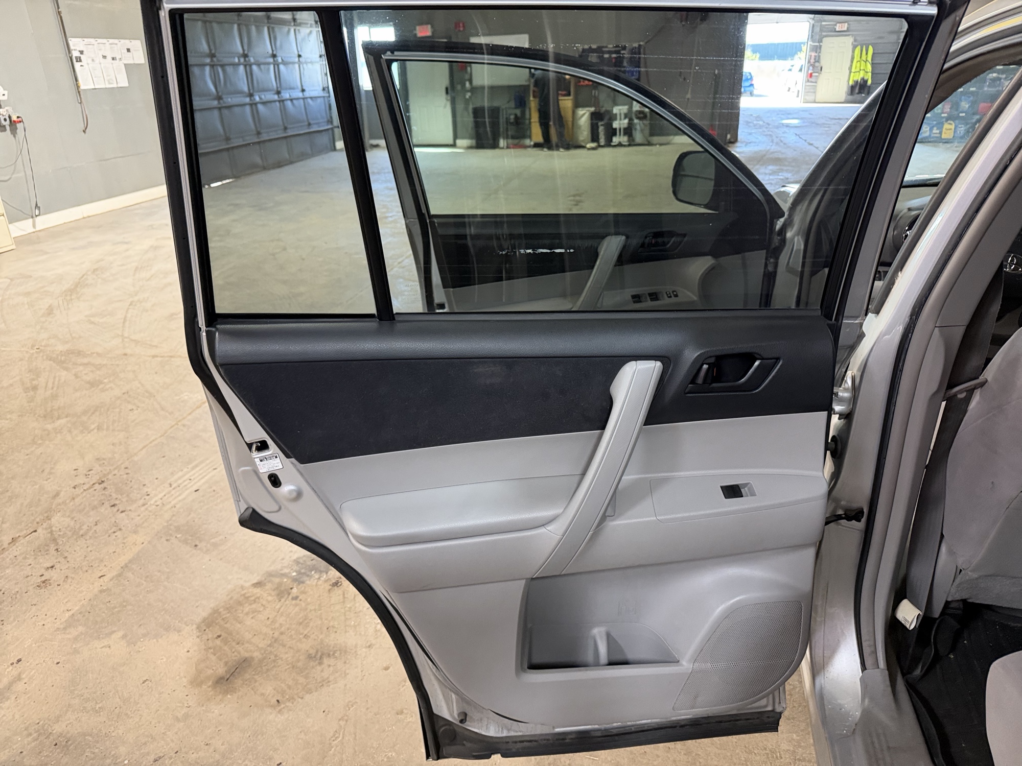 2008 toyota highlander base-4wd with 249077 miles for sale near elk-river, minnesota 106479_25_drv_rear_door_panel.jpg