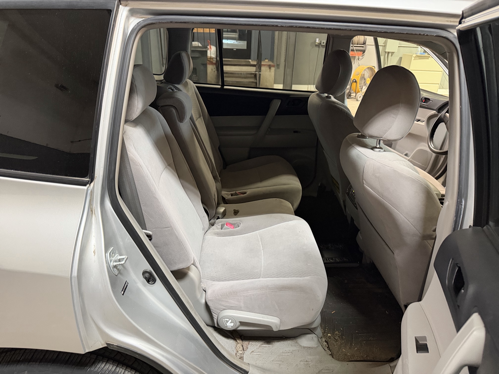 2008 toyota highlander base-4wd with 249077 miles for sale near elk-river, minnesota 106479_28_pass_rear_seat.jpg