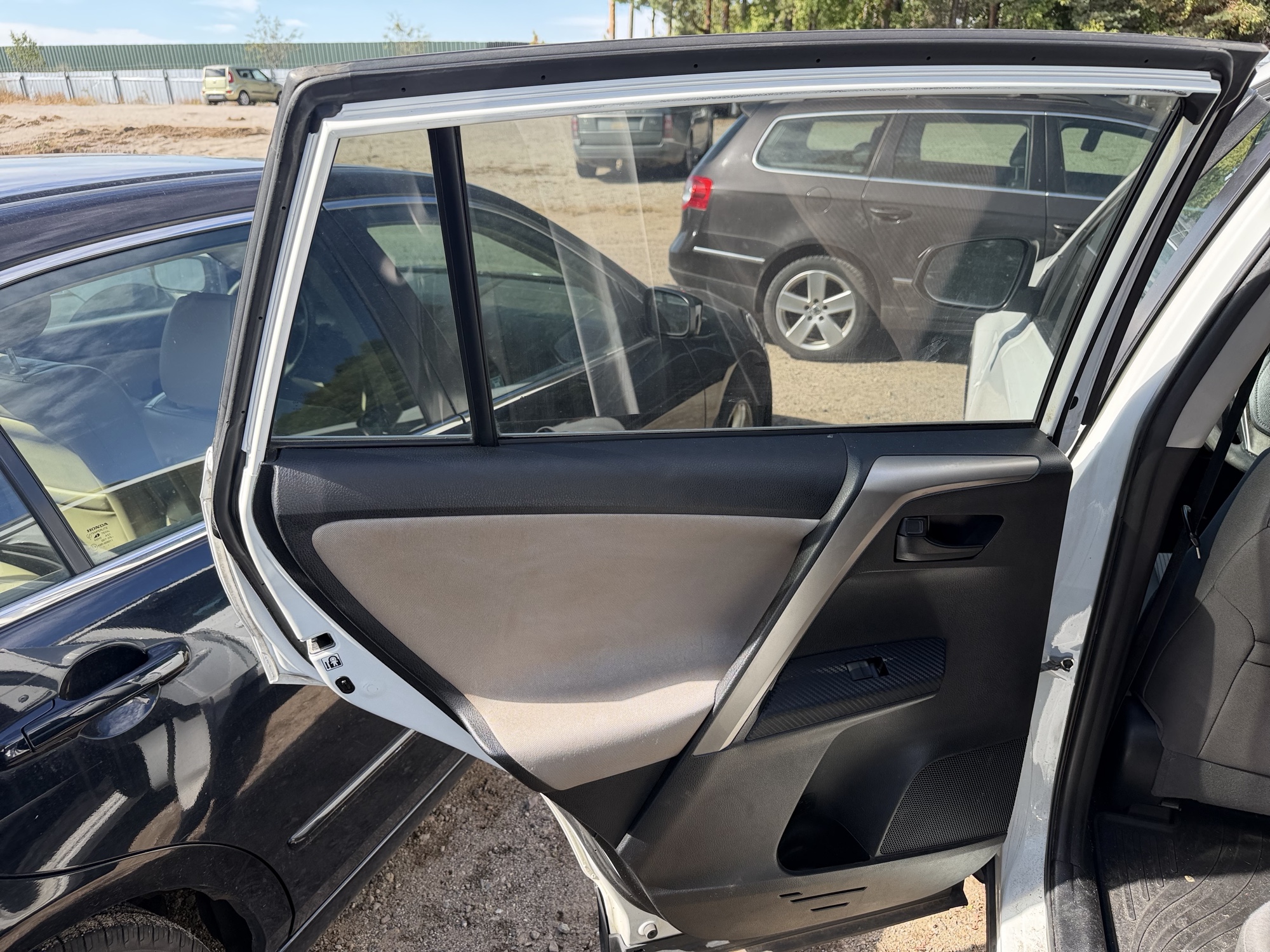 2014 toyota rav4 le-awd with 241220 miles for sale near elk-river, minnesota 106485_25_drv_rear_door_panel.jpg