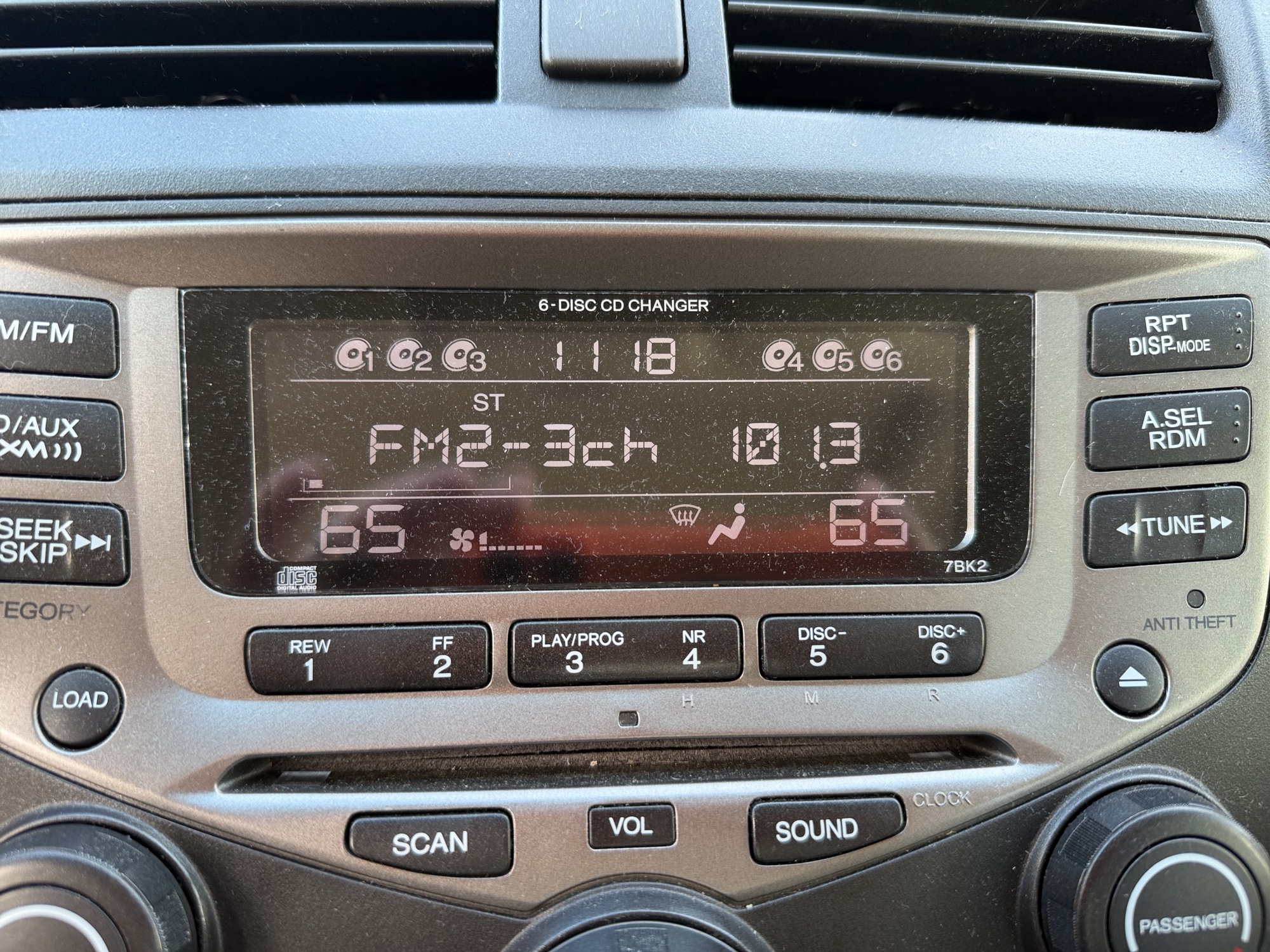 2007 honda accord ex-l-sedan-at with 166984 miles for sale near elk-river, minnesota 106492_39_radio_closeup.jpg