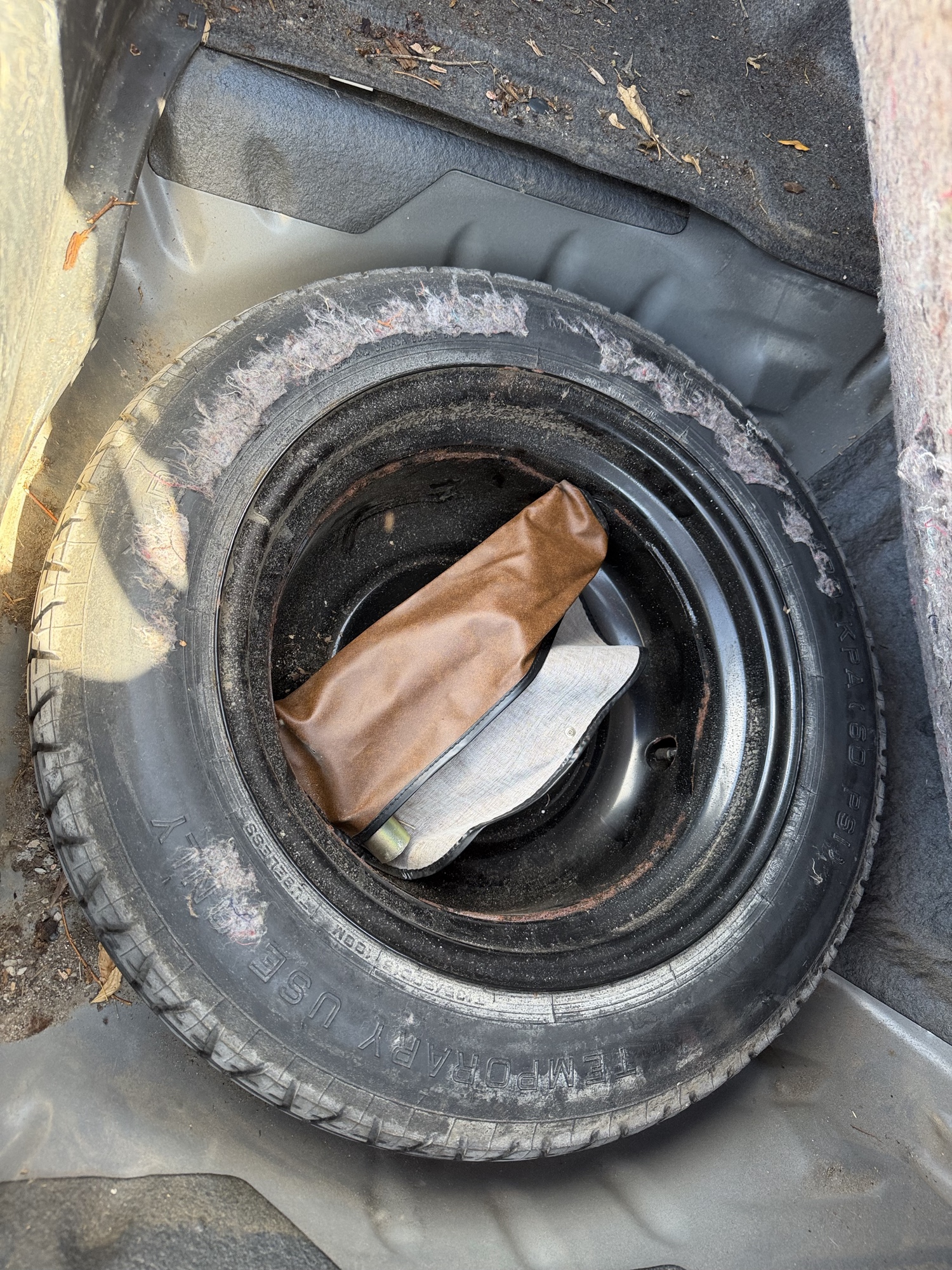 2003 honda accord lx-sedan-at with 144781 miles for sale near elk-river, minnesota 106496_27_spare_tire.jpg