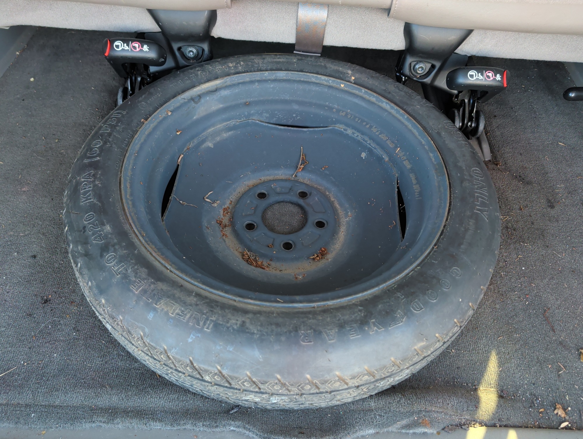 1999 chrysler town-and-country limited-fwd with 88290 miles for sale near elk-river, minnesota 106499_27_spare_tire.jpg