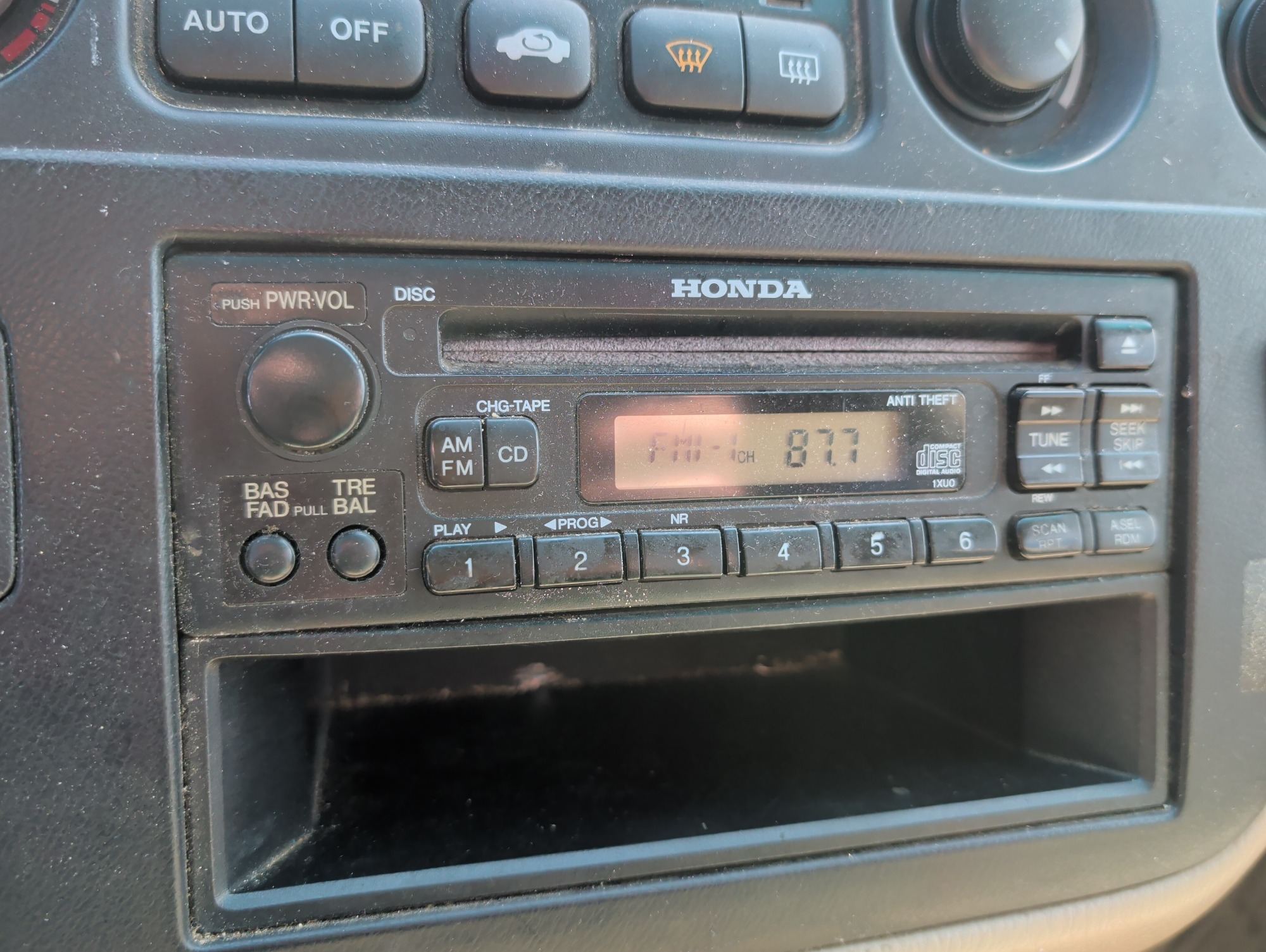 2002 honda odyssey with 292920 miles for sale near elk-river, minnesota 106501_39_radio_closeup.jpg