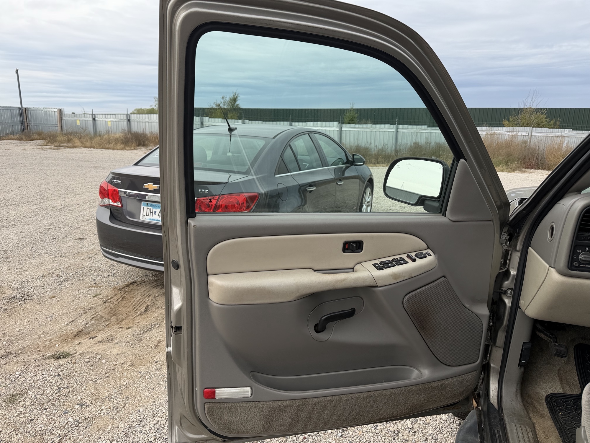 2002 gmc yukon-xl 1500-4wd with 148627 miles for sale near elk-river, minnesota 106511_23_driver_door_panel.jpg