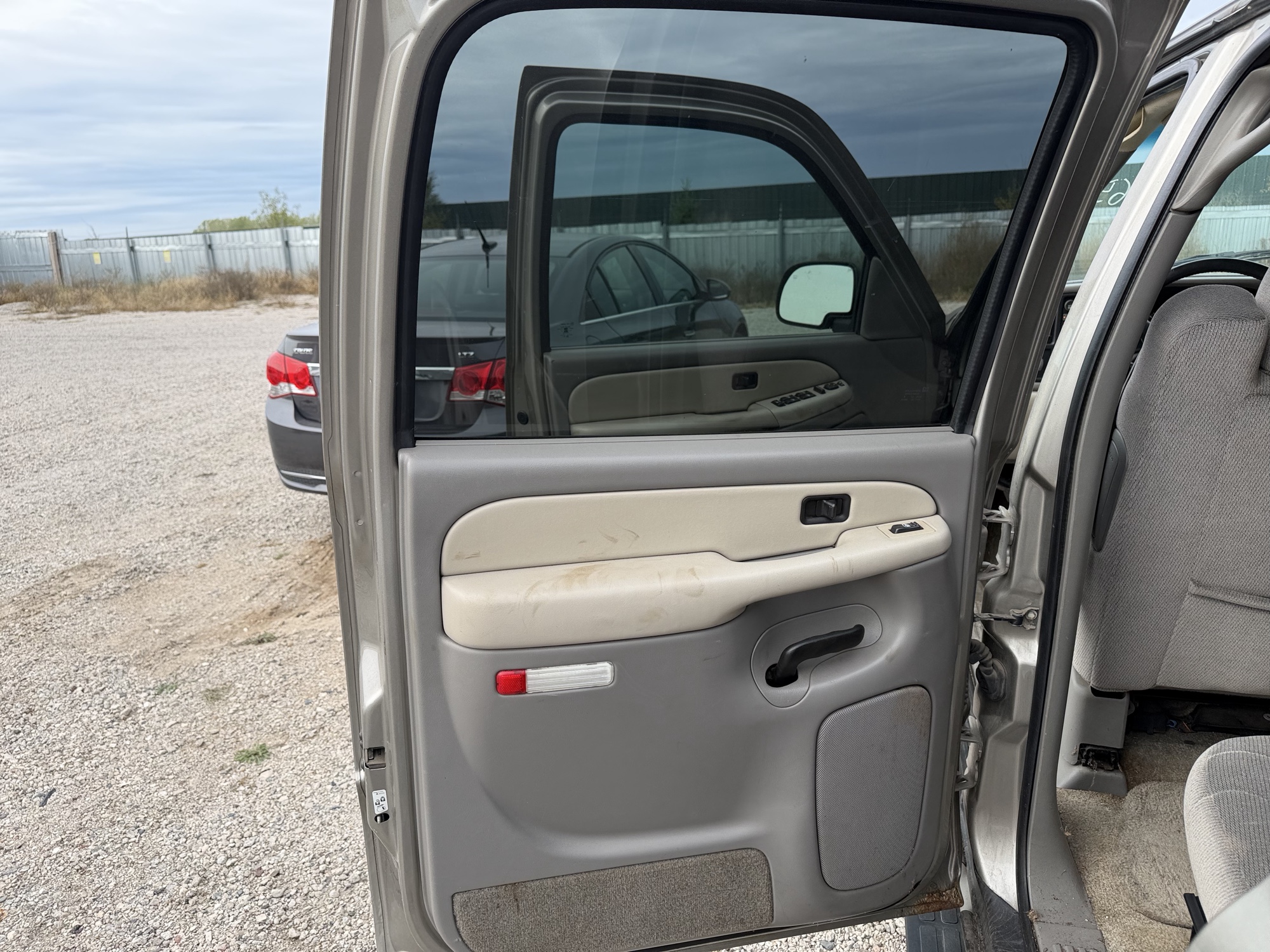 2002 gmc yukon-xl 1500-4wd with 148627 miles for sale near elk-river, minnesota 106511_25_drv_rear_door_panel.jpg